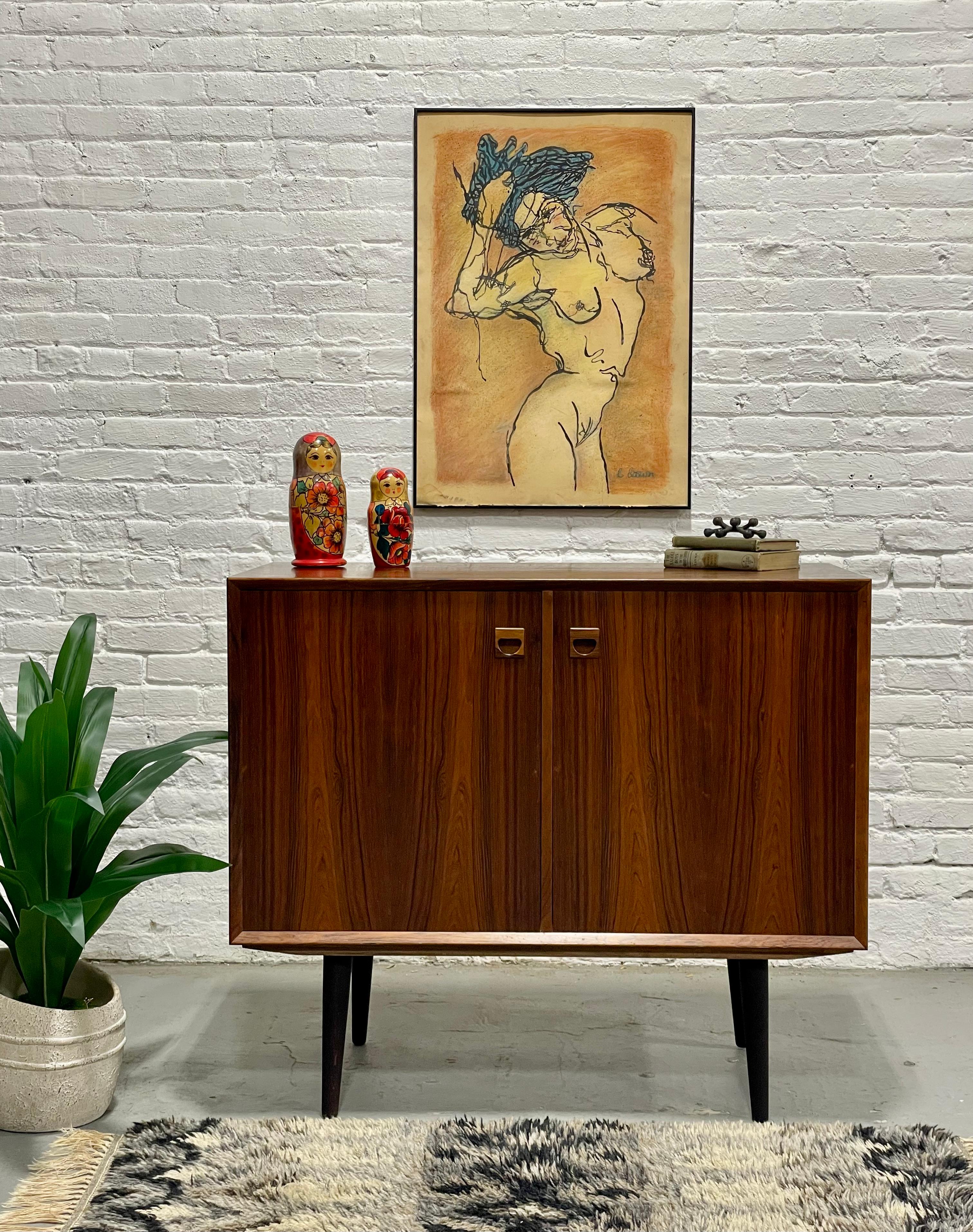 DANISH Mid Century Modern ROSEWOOD Credenza / Cabinet, c. 1960’s in vendita 3