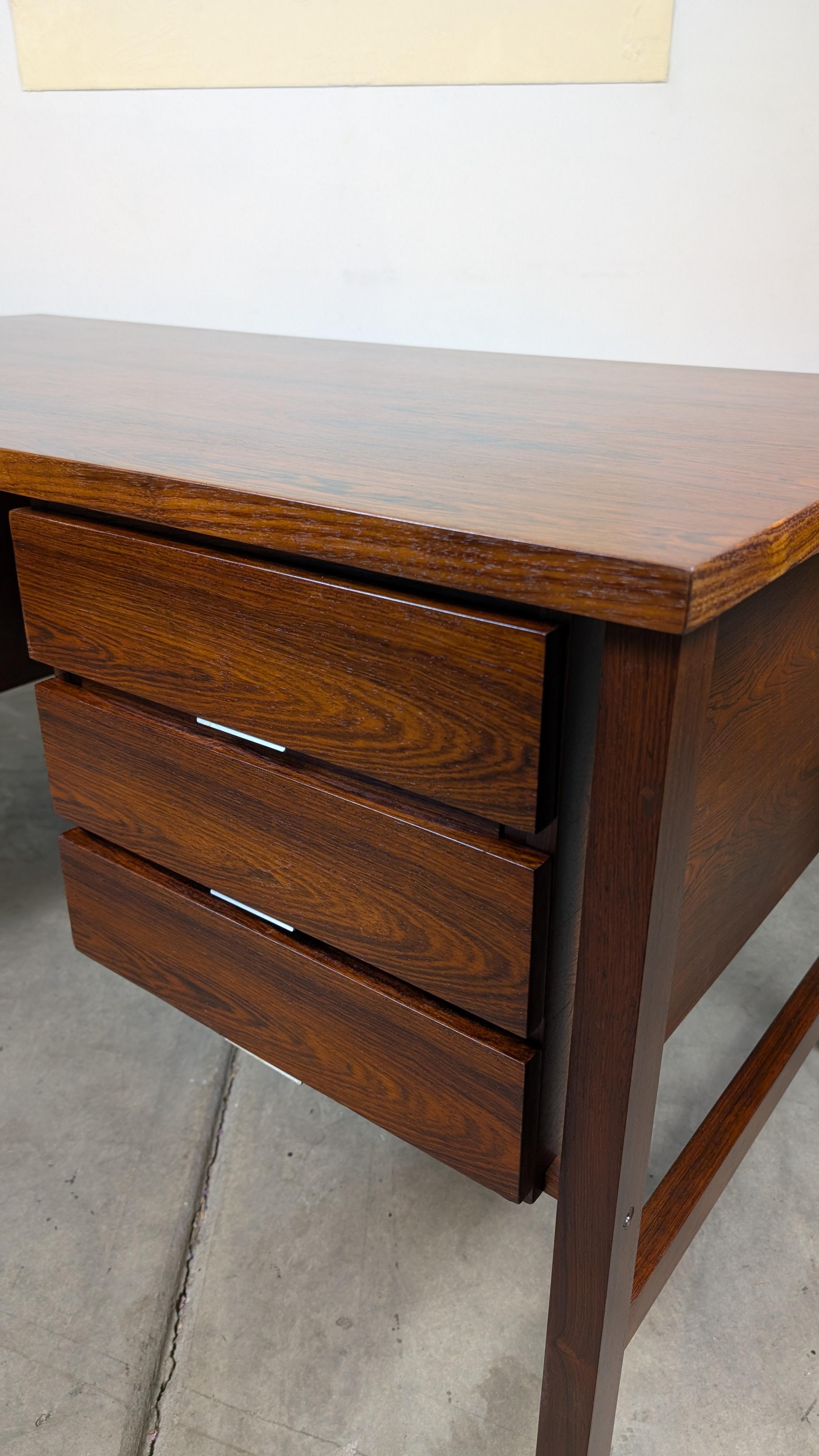 Danish Mid Century Modern Rosewood Desk, c1970s For Sale 5