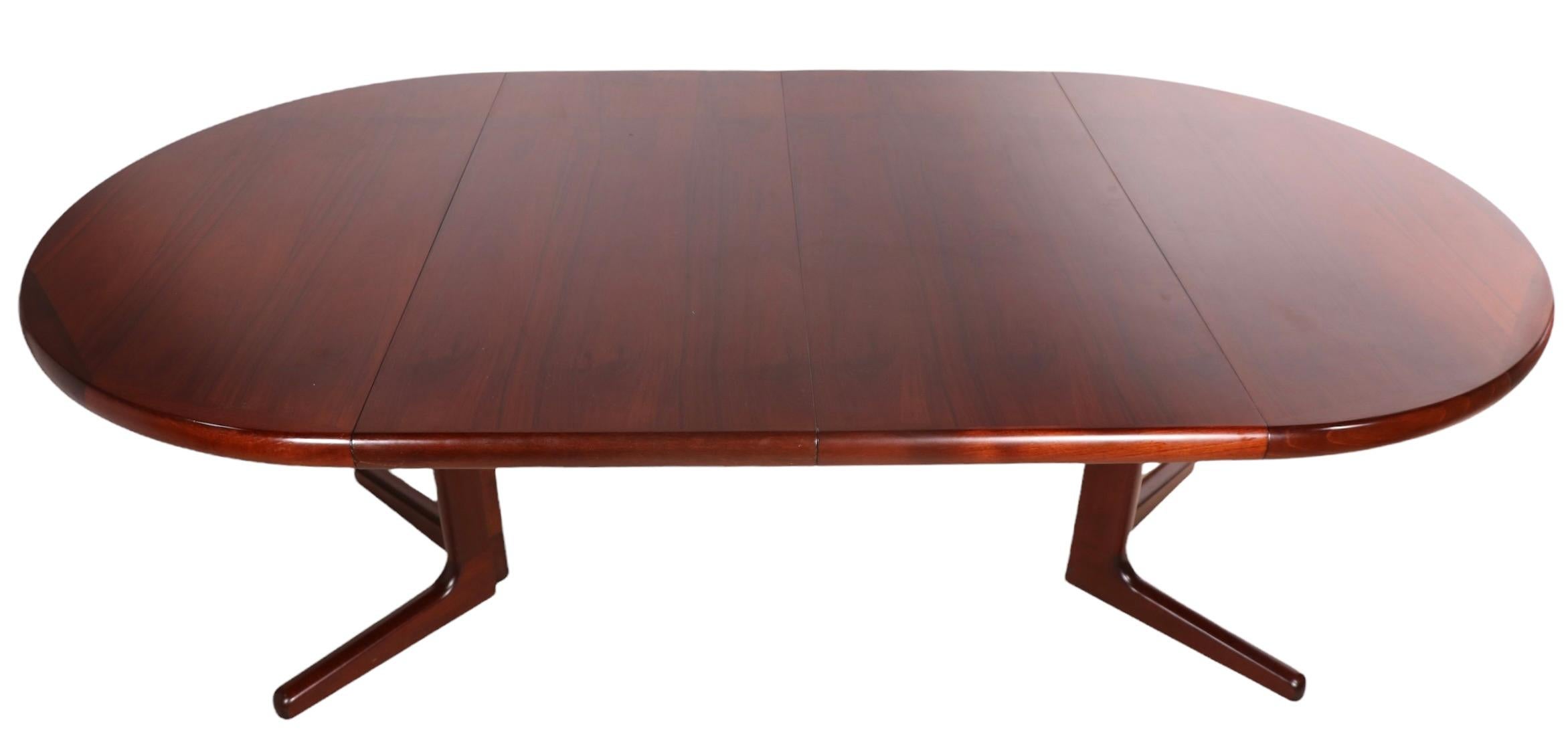 Danish Mid-Century Modern Rosewood Dining Table w 2 lvs. by Skovby In Good Condition In New York, NY