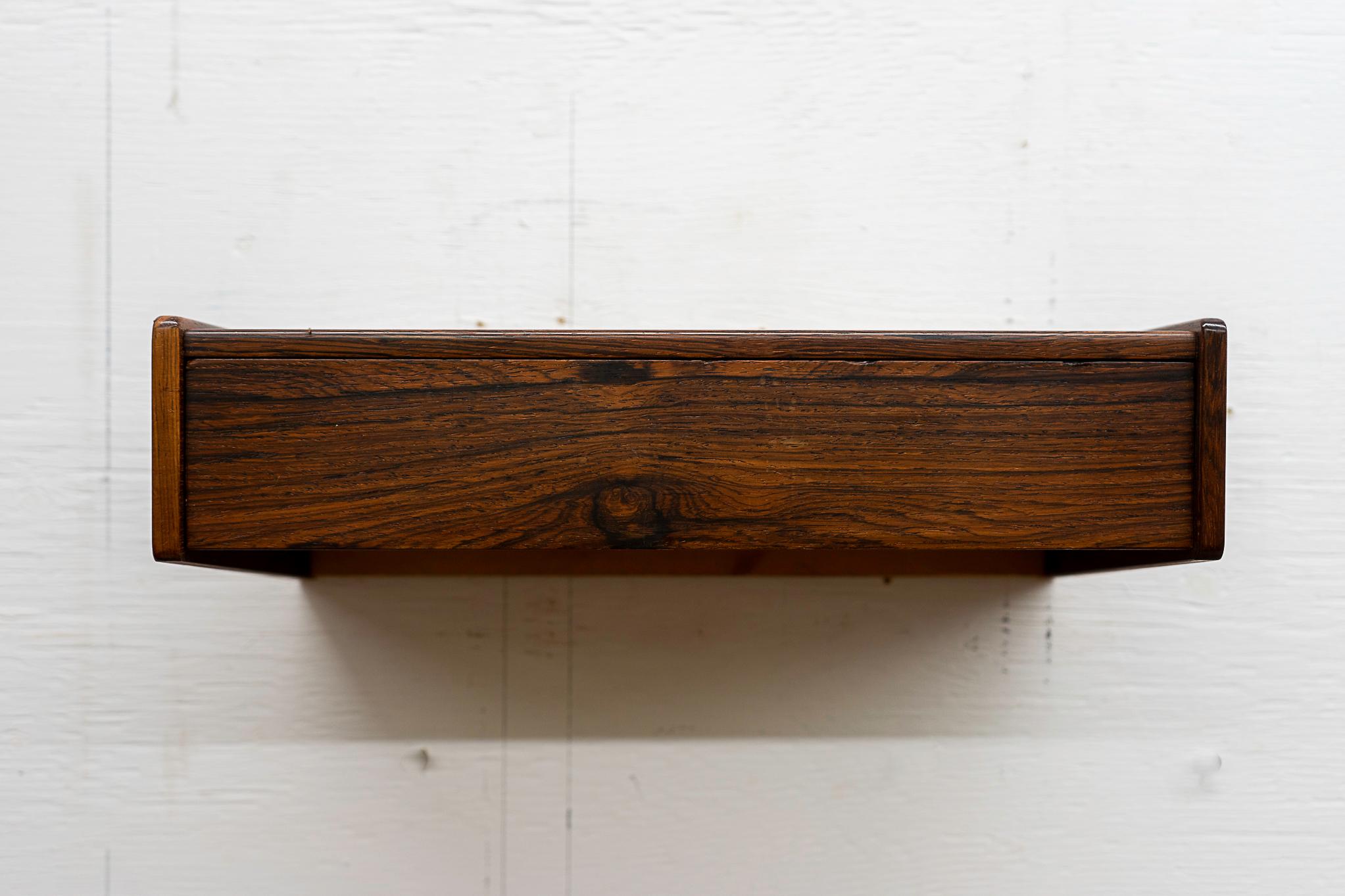 Schwebender dänischer Nachttisch/Regal aus Palisanderholz, ca. 1960er Jahre. Das wandmontierte Regal/Bett mit schlanker, flacher Schublade ist perfekt für jeden Raum des Hauses. 

Bitte erkundigen Sie sich nach den Tarifen für Fern- und