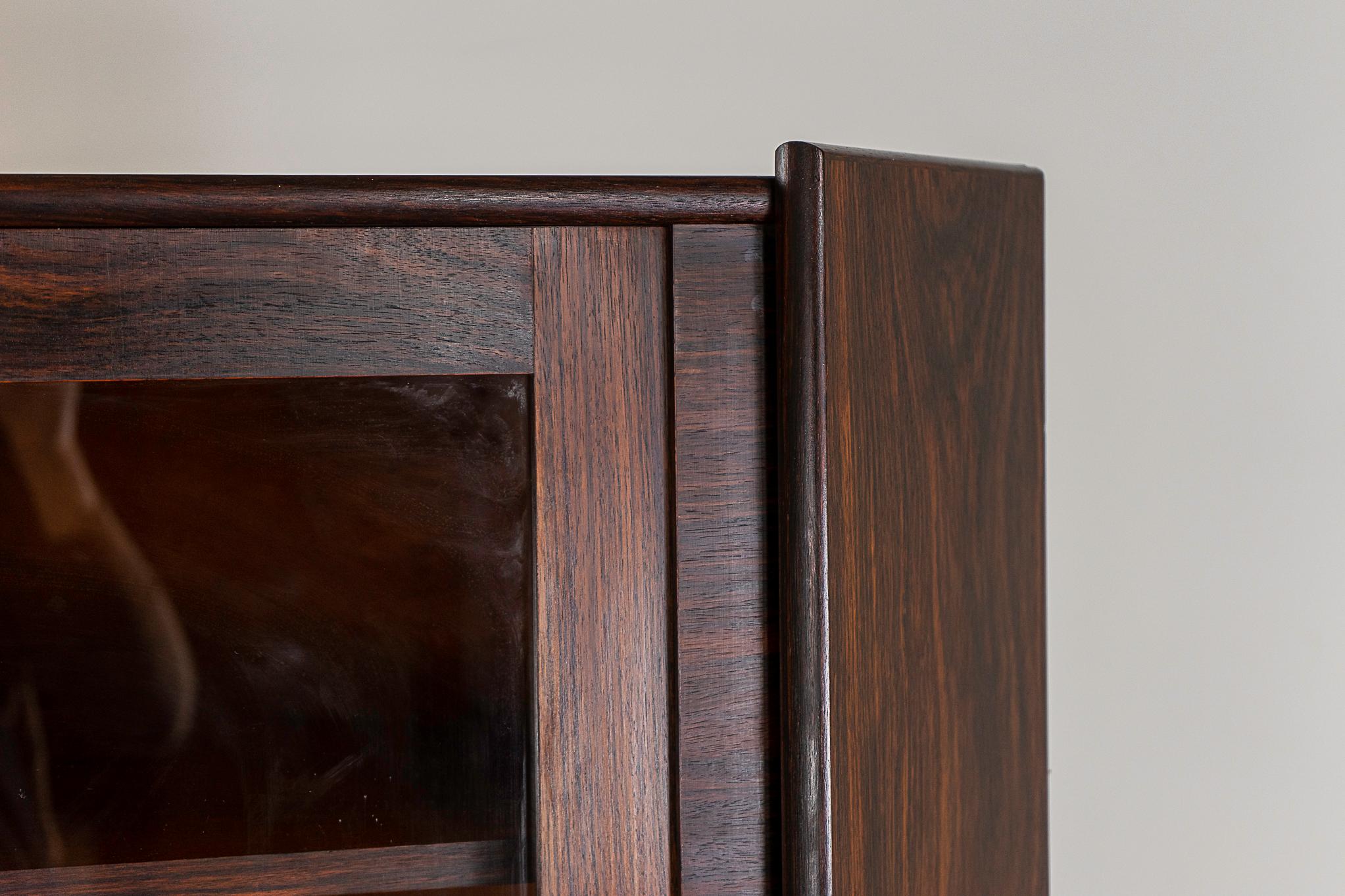 Danish Mid-Century Modern Rosewood & Glass Corner Cabinet In Good Condition For Sale In VANCOUVER, CA
