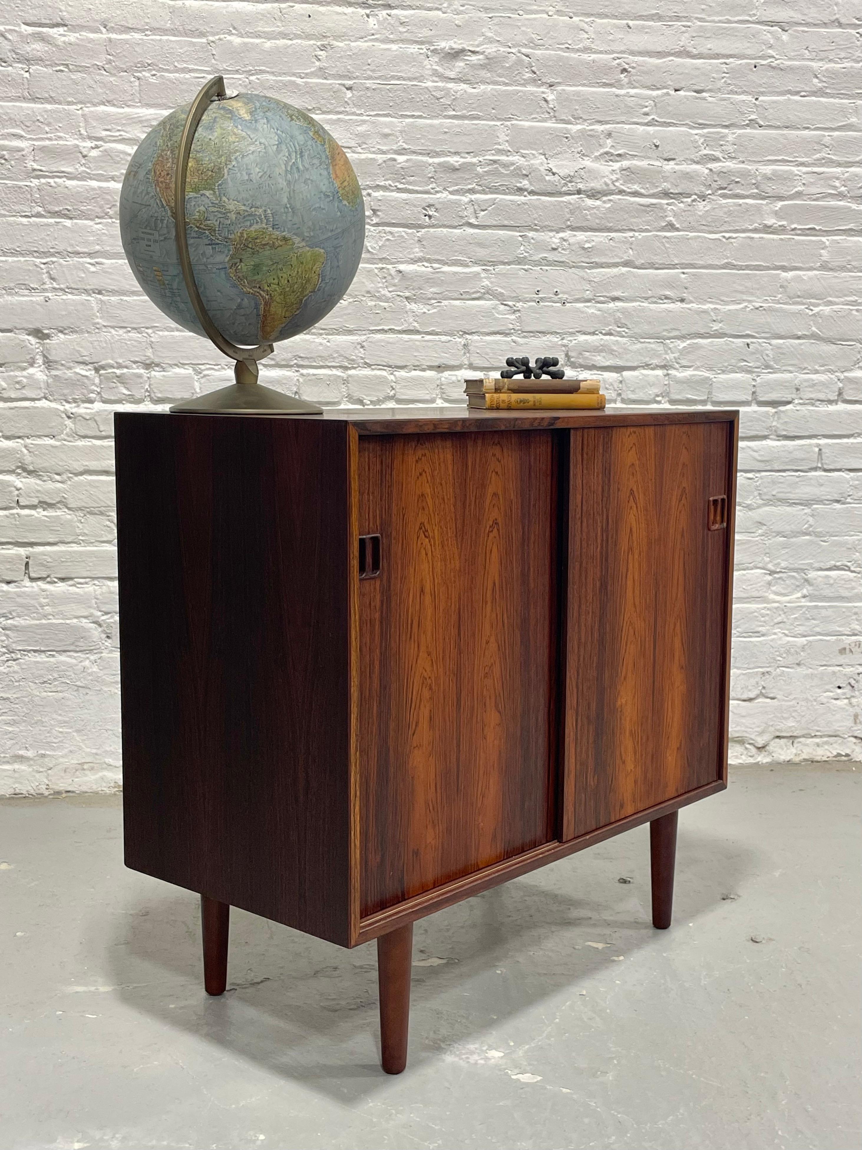 DANISH Mid Century Modern ROSEWOOD Jr. Kredenz / Schrank, ca. 1960er Jahre im Angebot 4