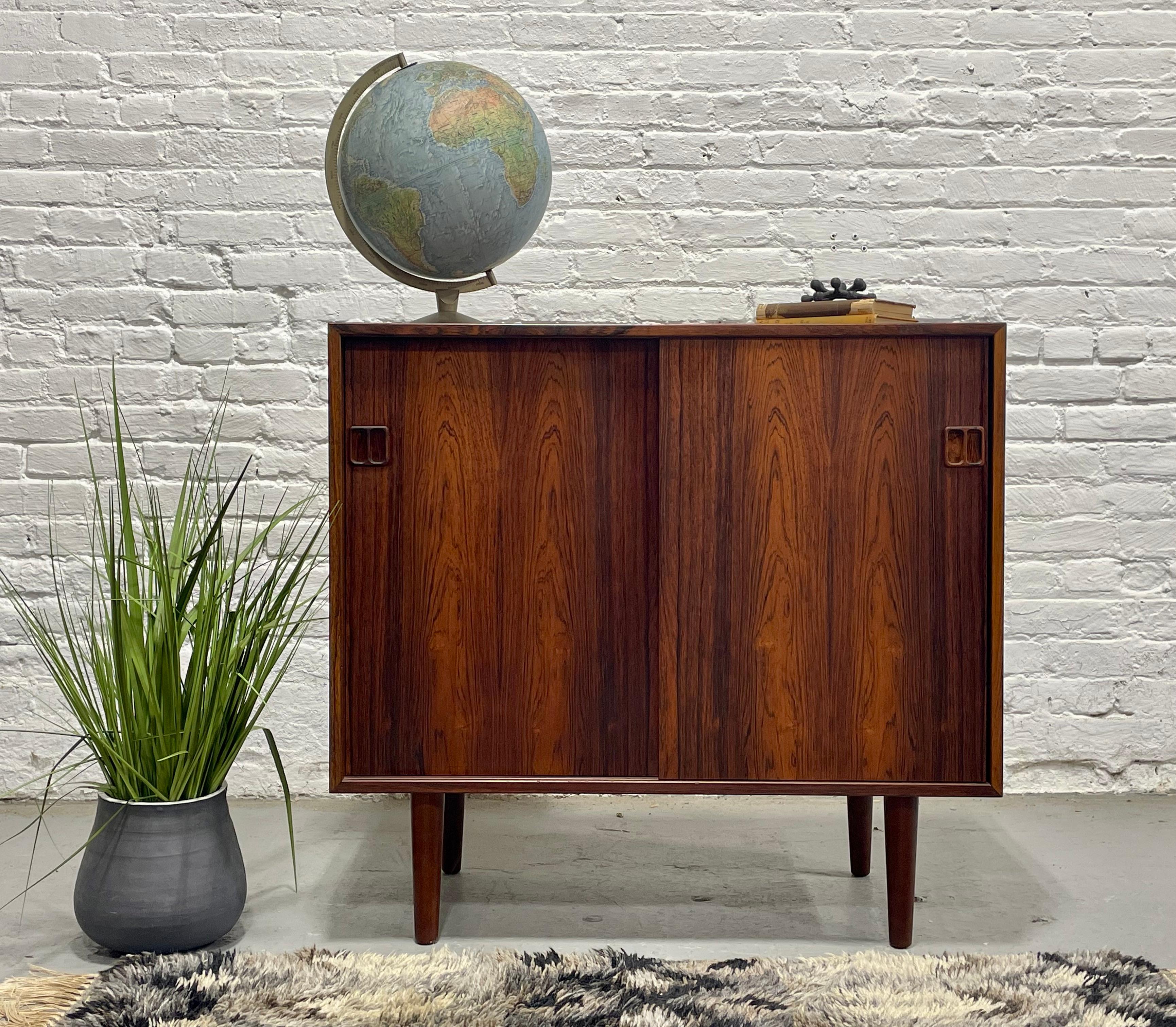 Dänisch Mid Century Modern Palisander Jr. Kredenz / Aufbewahrungsschrank, ca. 1960er Jahre. Dieser stromlinienförmige Schrank bietet in seinem tiefen und geräumigen Inneren viel Stauraum. Ein verstellbarer Einlegeboden auf einer Seite und drei mit