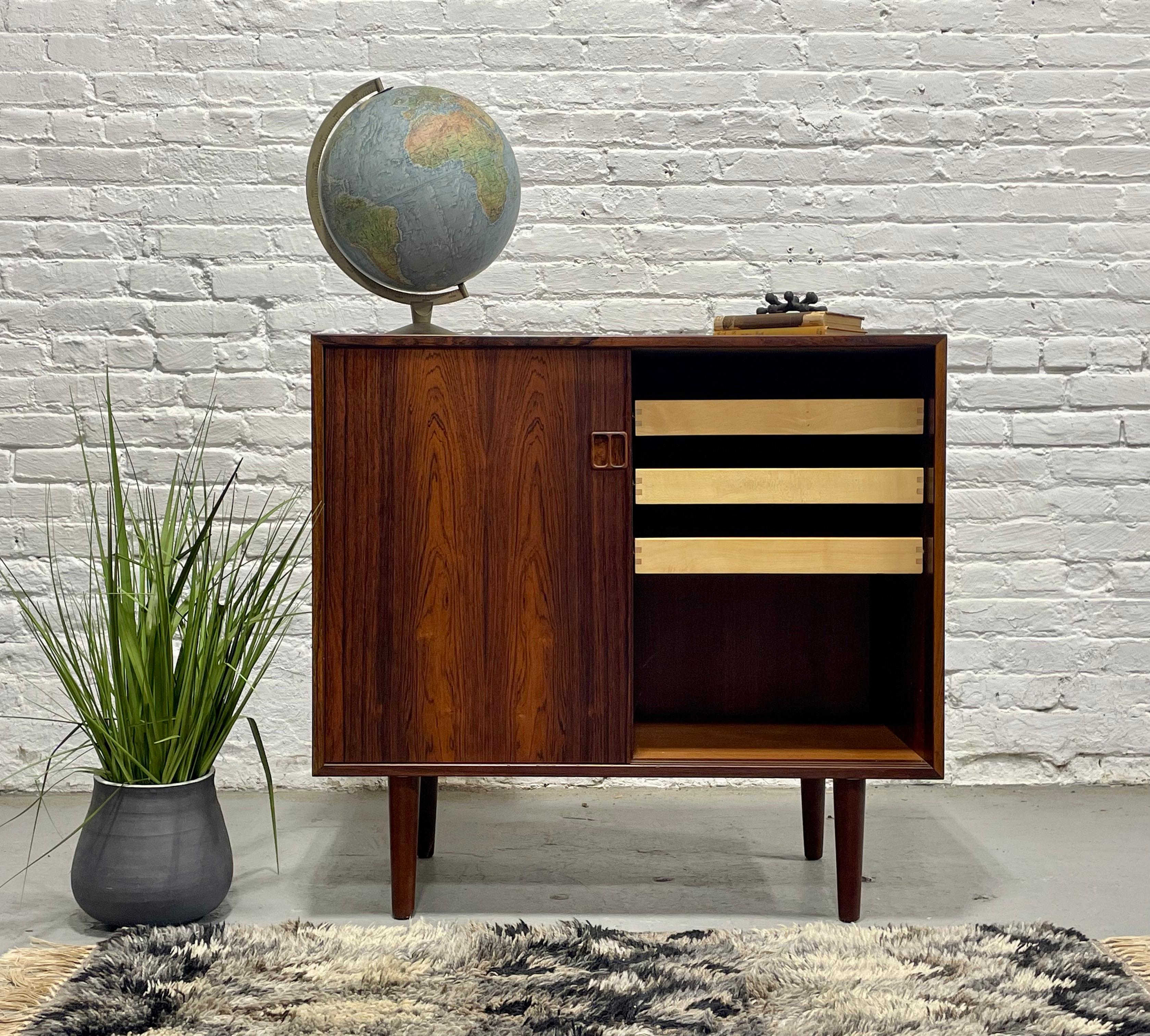 DANISH Mid Century Modern ROSEWOOD Jr. Kredenz / Schrank, ca. 1960er Jahre (Moderne der Mitte des Jahrhunderts) im Angebot