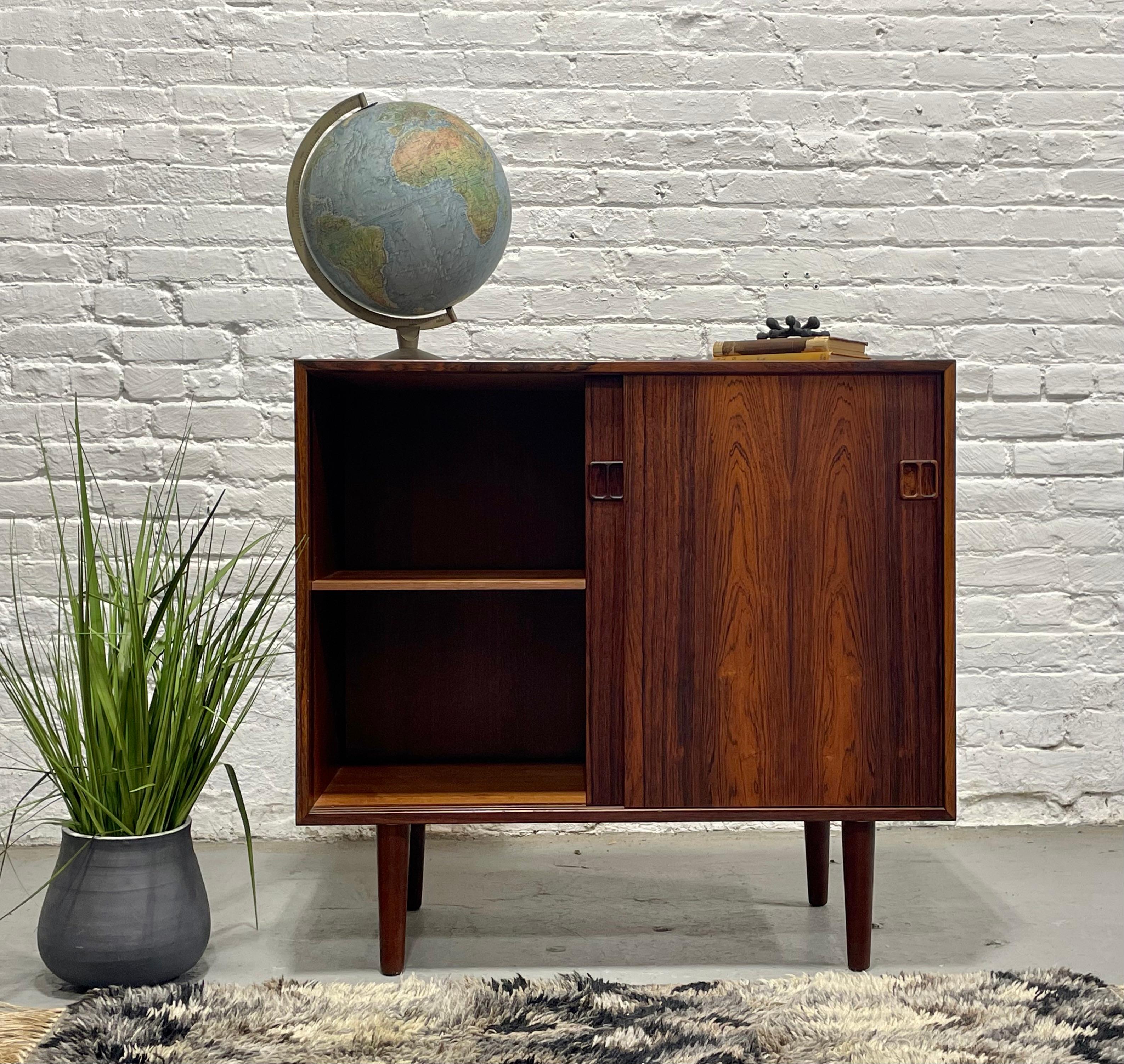 DANISH Mid Century Modern ROSEWOOD Jr. Kredenz / Schrank, ca. 1960er Jahre im Zustand „Gut“ im Angebot in Weehawken, NJ