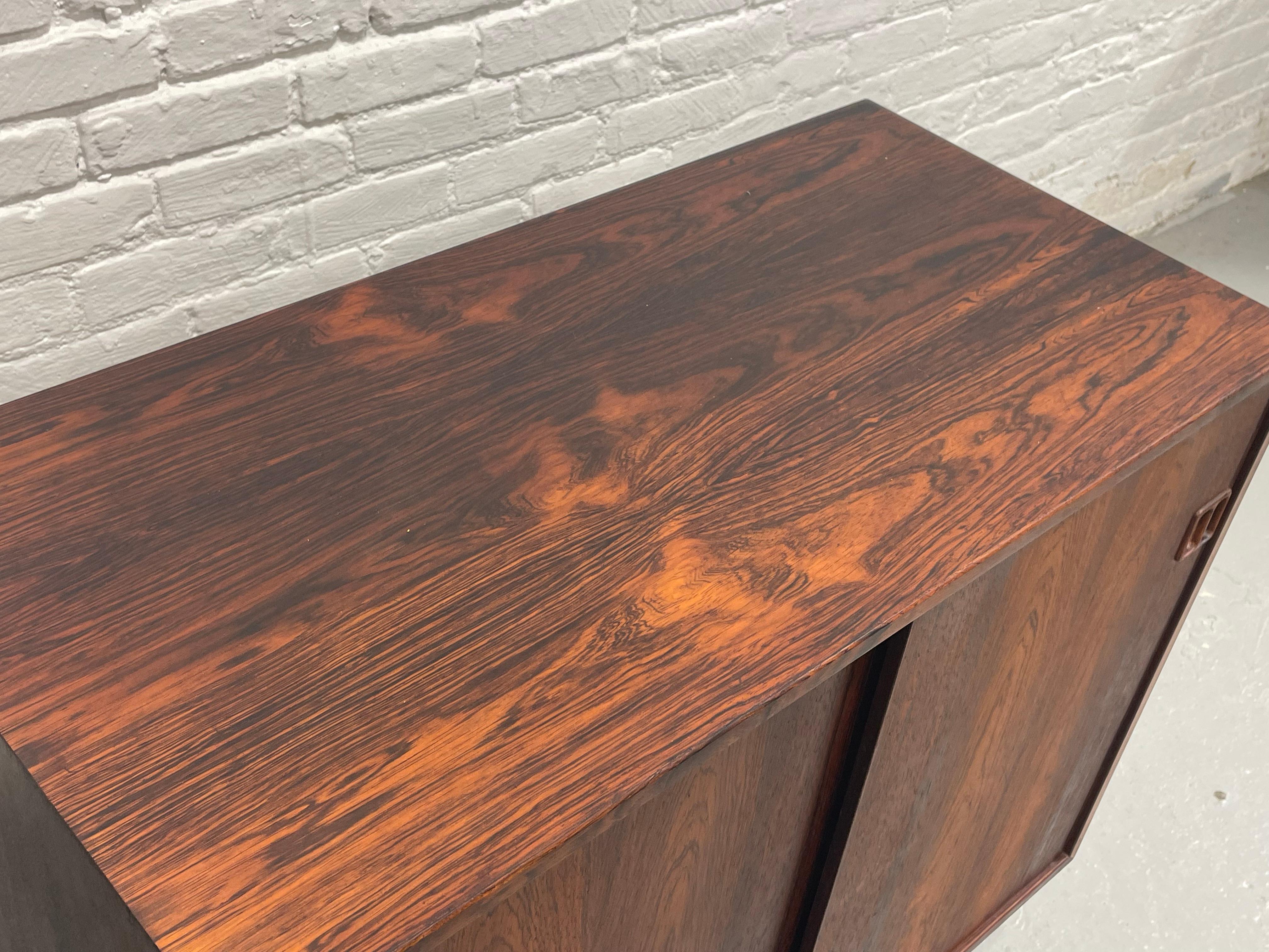 DANISH Mid Century Modern ROSEWOOD Jr. Kredenz / Schrank, ca. 1960er Jahre (Mitte des 20. Jahrhunderts) im Angebot
