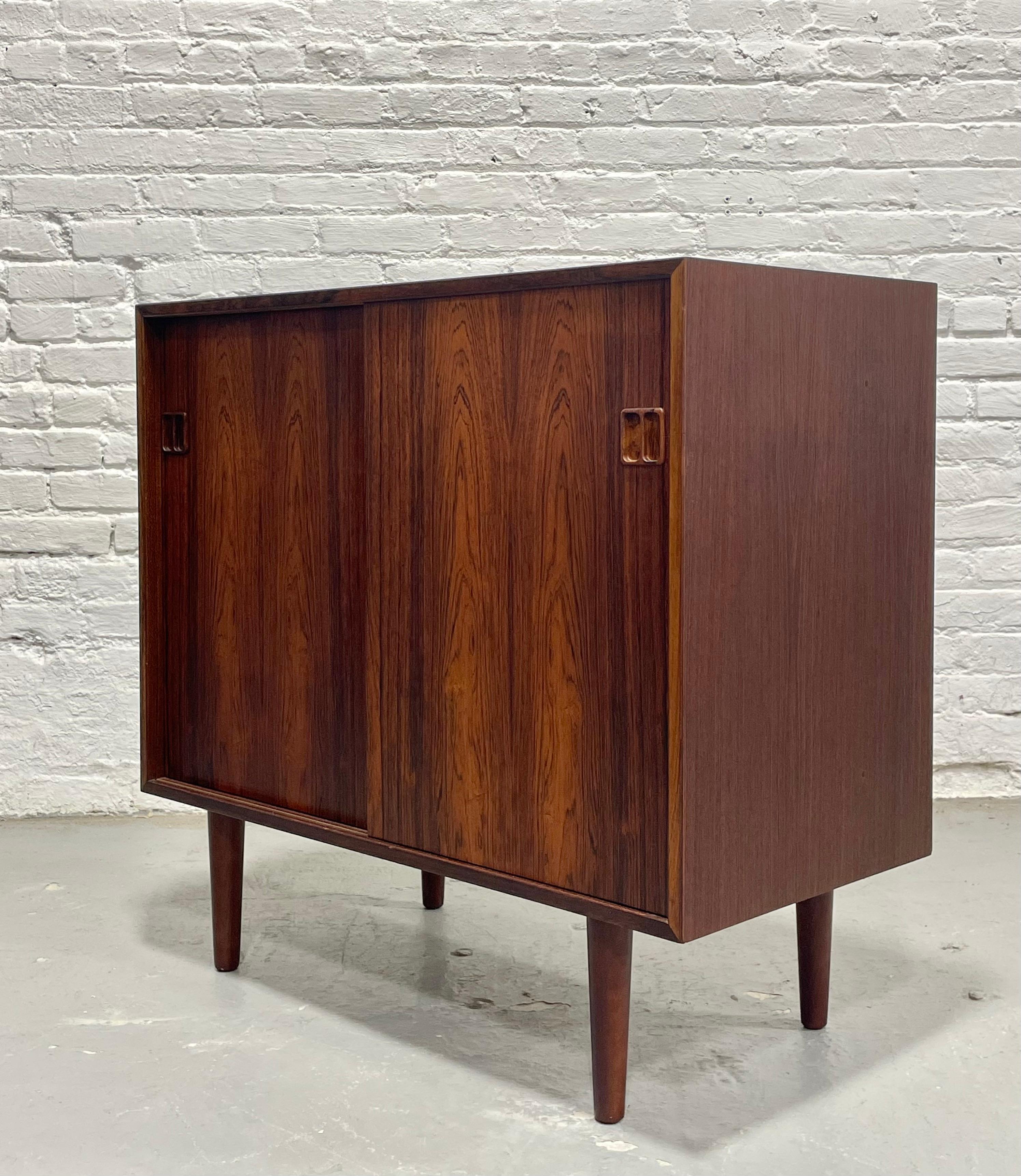 DANISH Mid Century Modern ROSEWOOD Jr. Kredenz / Schrank, ca. 1960er Jahre (Holz) im Angebot