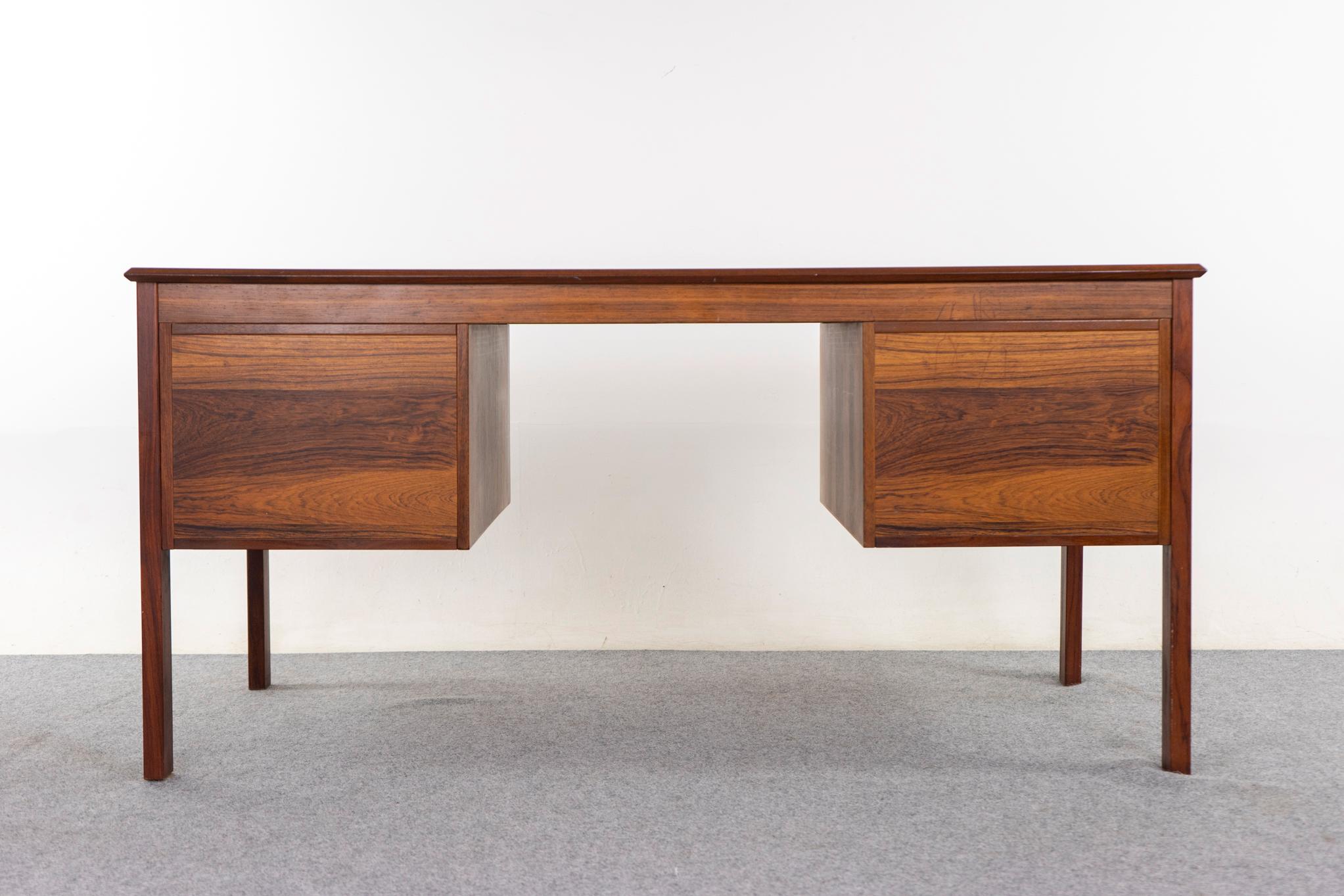 Bureau danois moderne du milieu du siècle en palissandre et métal en vente 2
