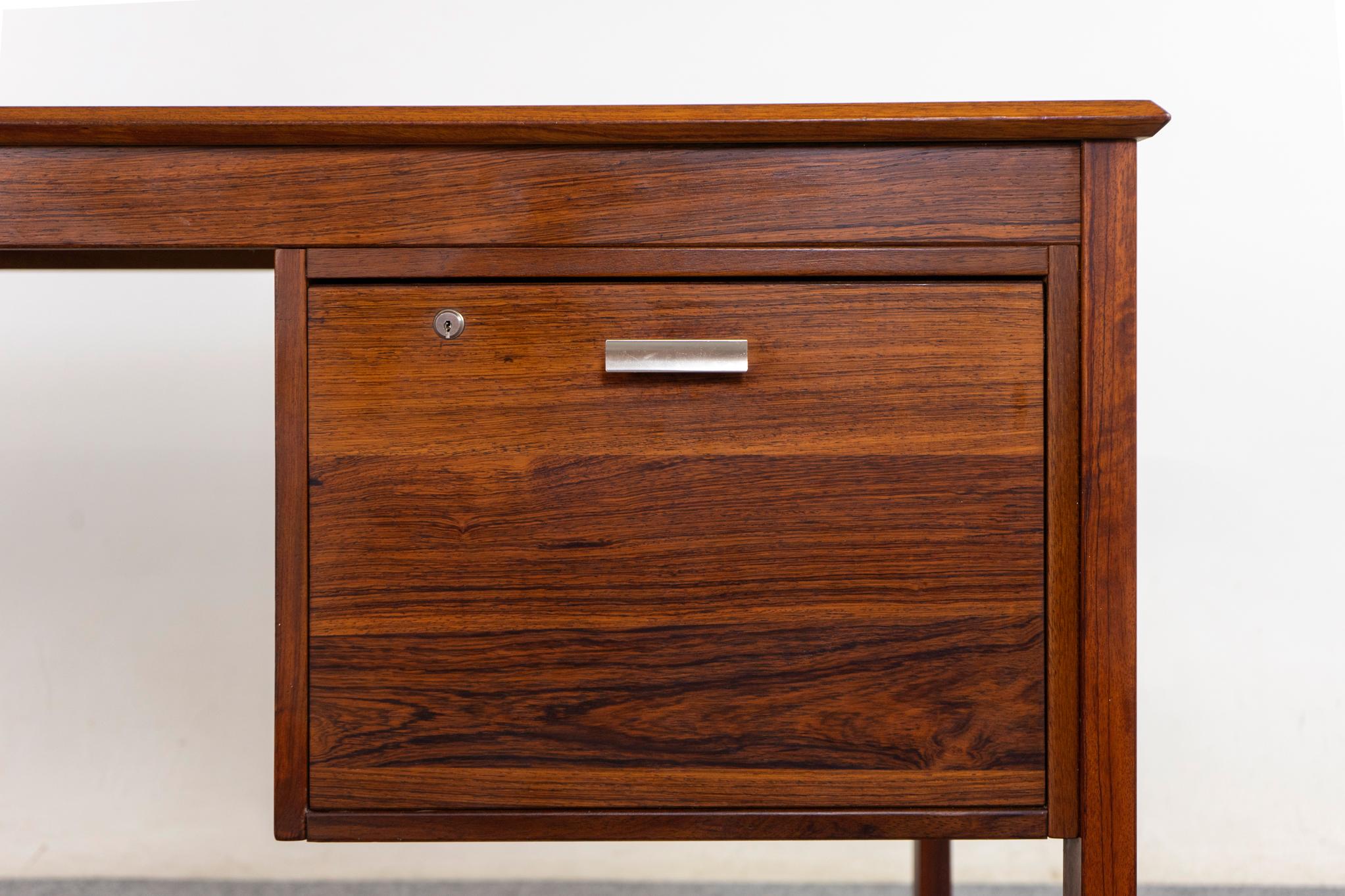 Danois Bureau danois moderne du milieu du siècle en palissandre et métal en vente