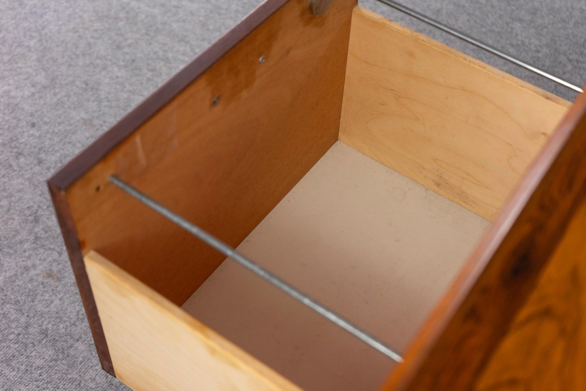 Bureau danois moderne du milieu du siècle en palissandre et métal Bon état - En vente à VANCOUVER, CA
