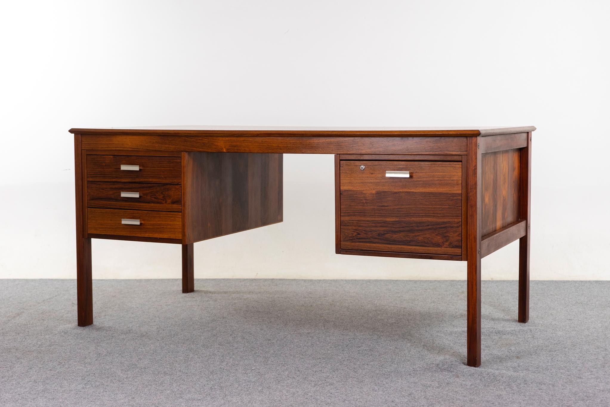 Bois de rose Bureau danois moderne du milieu du siècle en palissandre et métal en vente