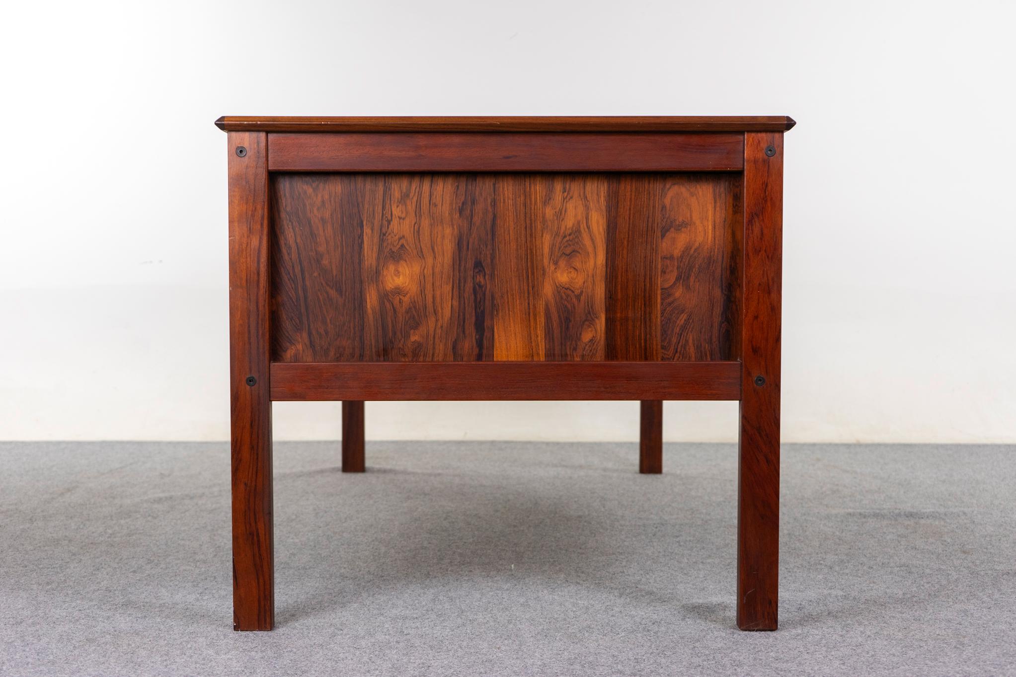 Bureau danois moderne du milieu du siècle en palissandre et métal en vente 1