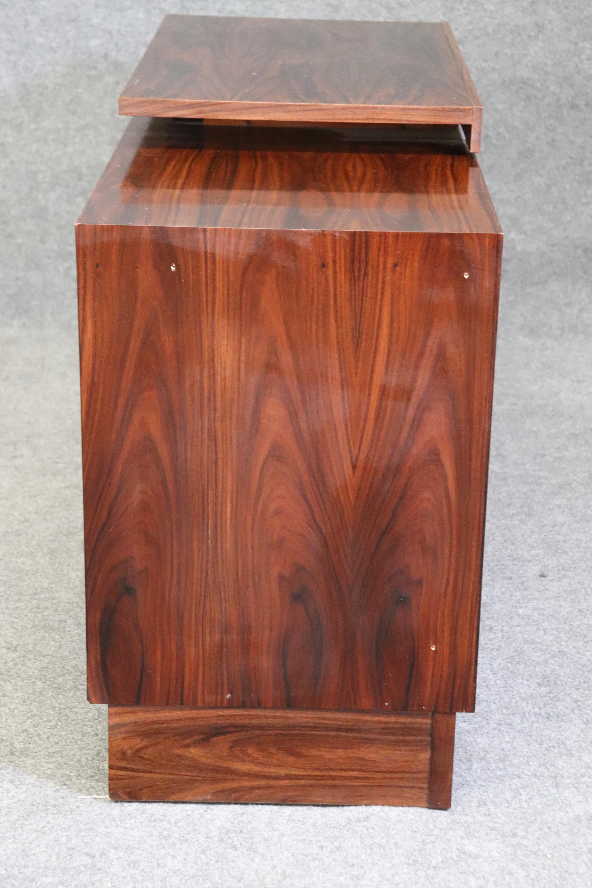 Danish Mid Century Modern Rosewood Music Cabinet by Kroehler  In Good Condition For Sale In Swedesboro, NJ