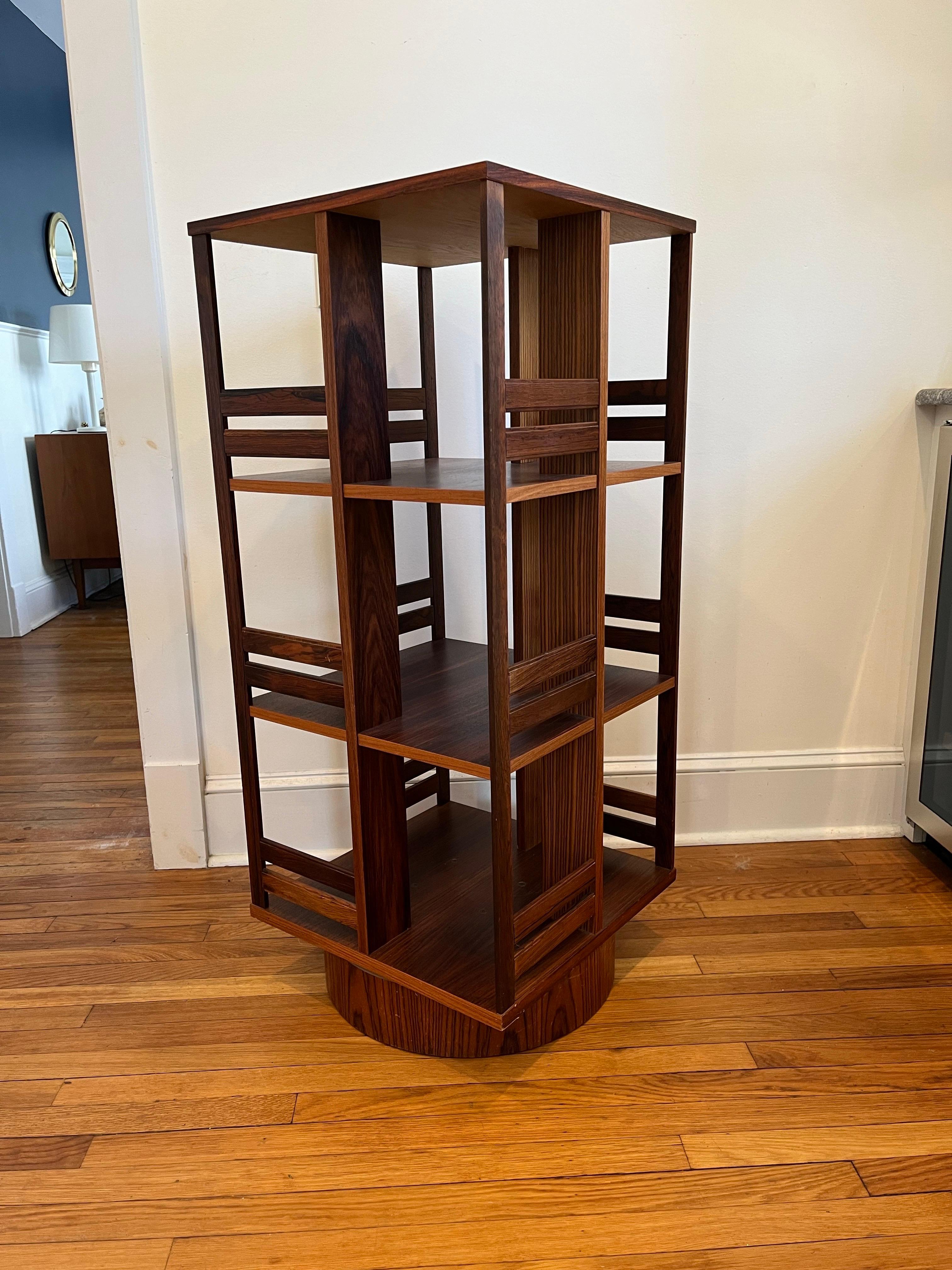 Bellissima libreria moderna danese in palissandro. Meravigliosamente dettagliato con un design verticale e orizzontale a contrasto con varie tonalità di palissandro. La vetrina superiore è dotata di ampie superfici espositive per mettere in mostra