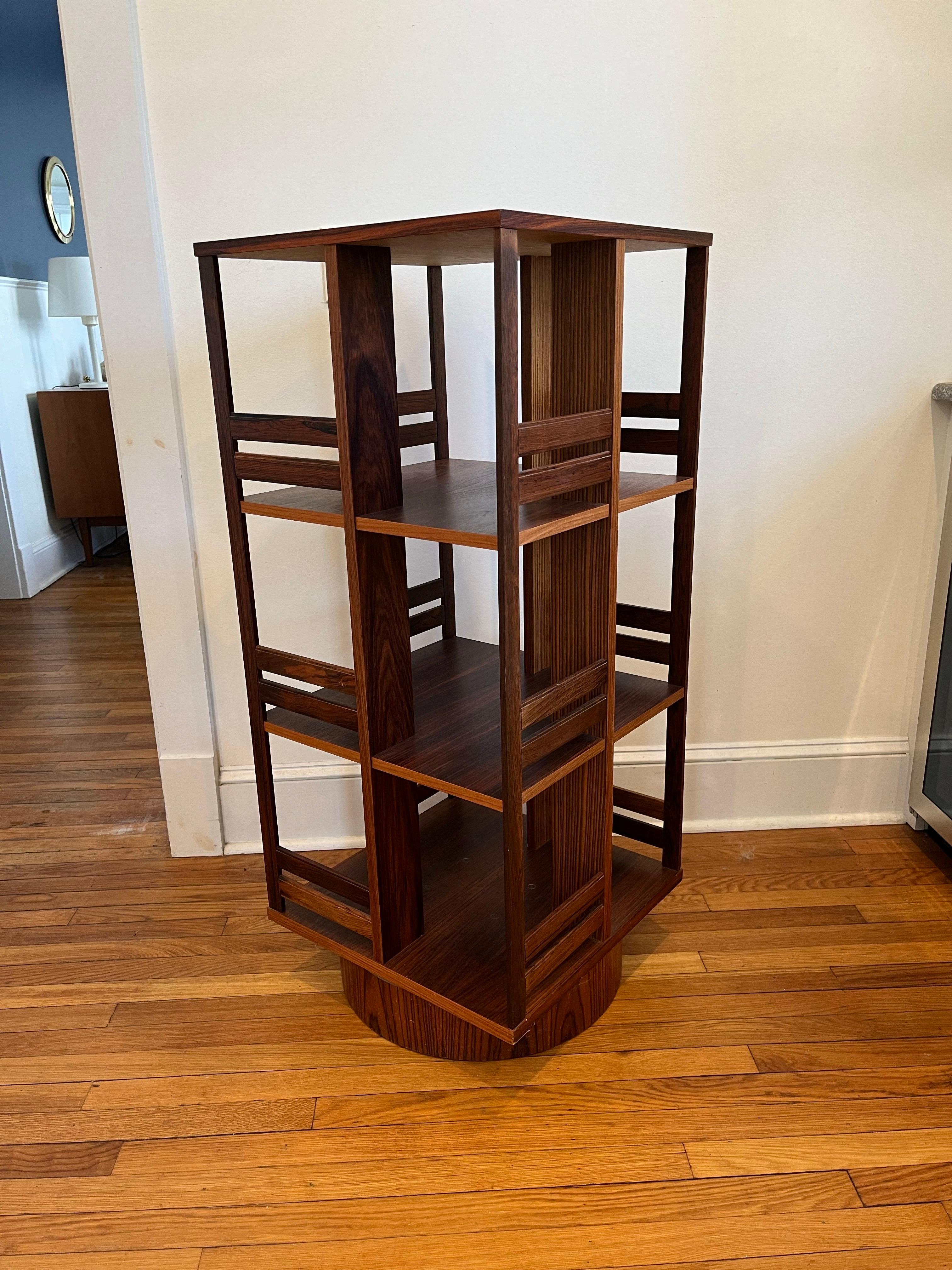 Mid-Century moderno Scaffale libreria girevole danese in palissandro della metà del secolo scorso in vendita