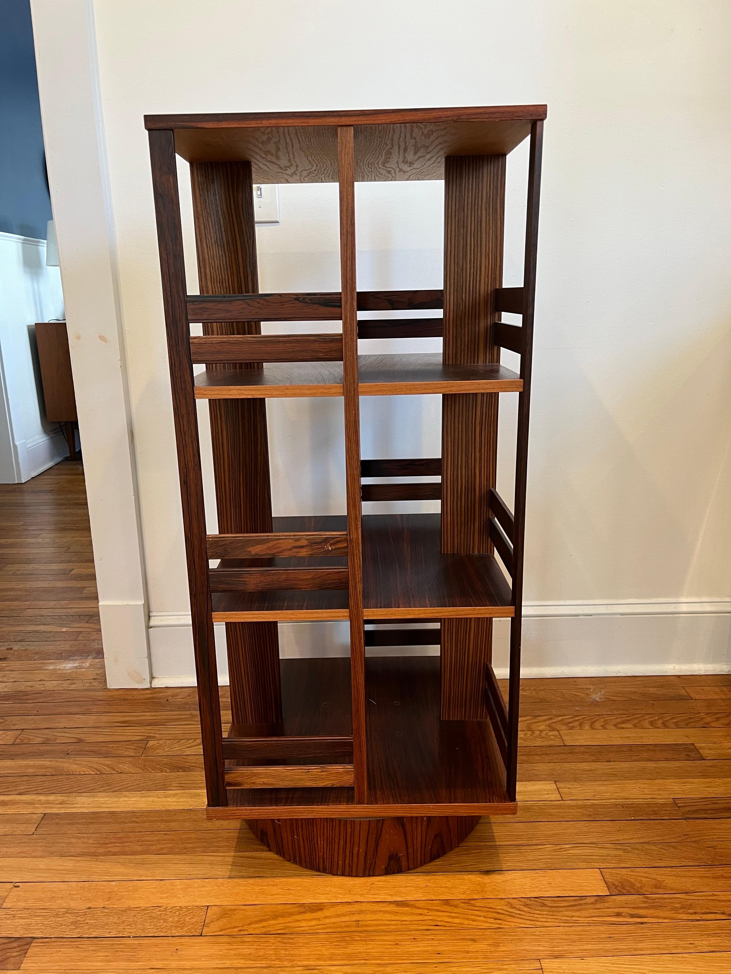 Svedese Scaffale libreria girevole danese in palissandro della metà del secolo scorso in vendita