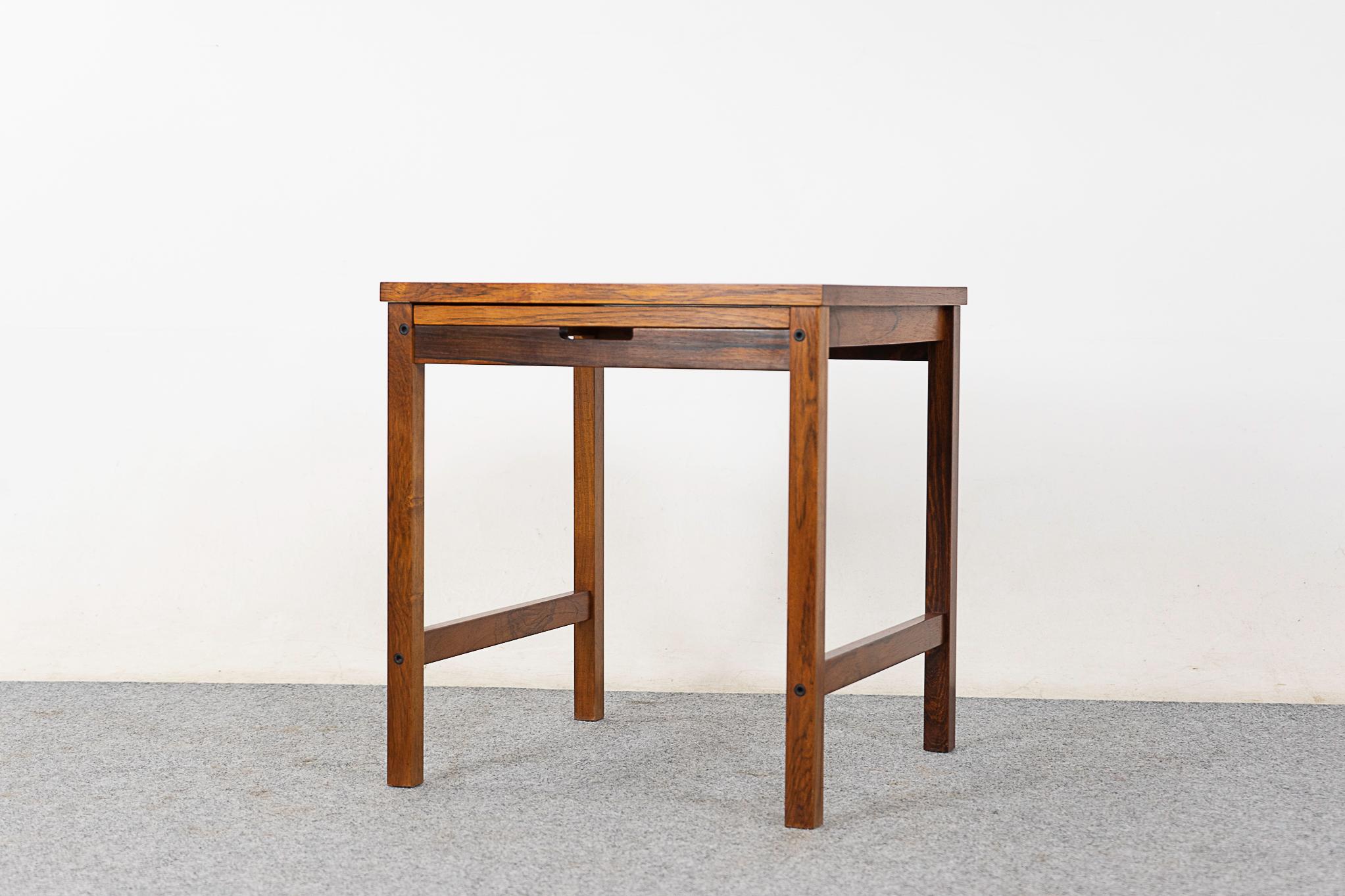 Table d'appoint danoise moderne du milieu du siècle dernier en bois de rose avec tirette Bon état - En vente à VANCOUVER, CA
