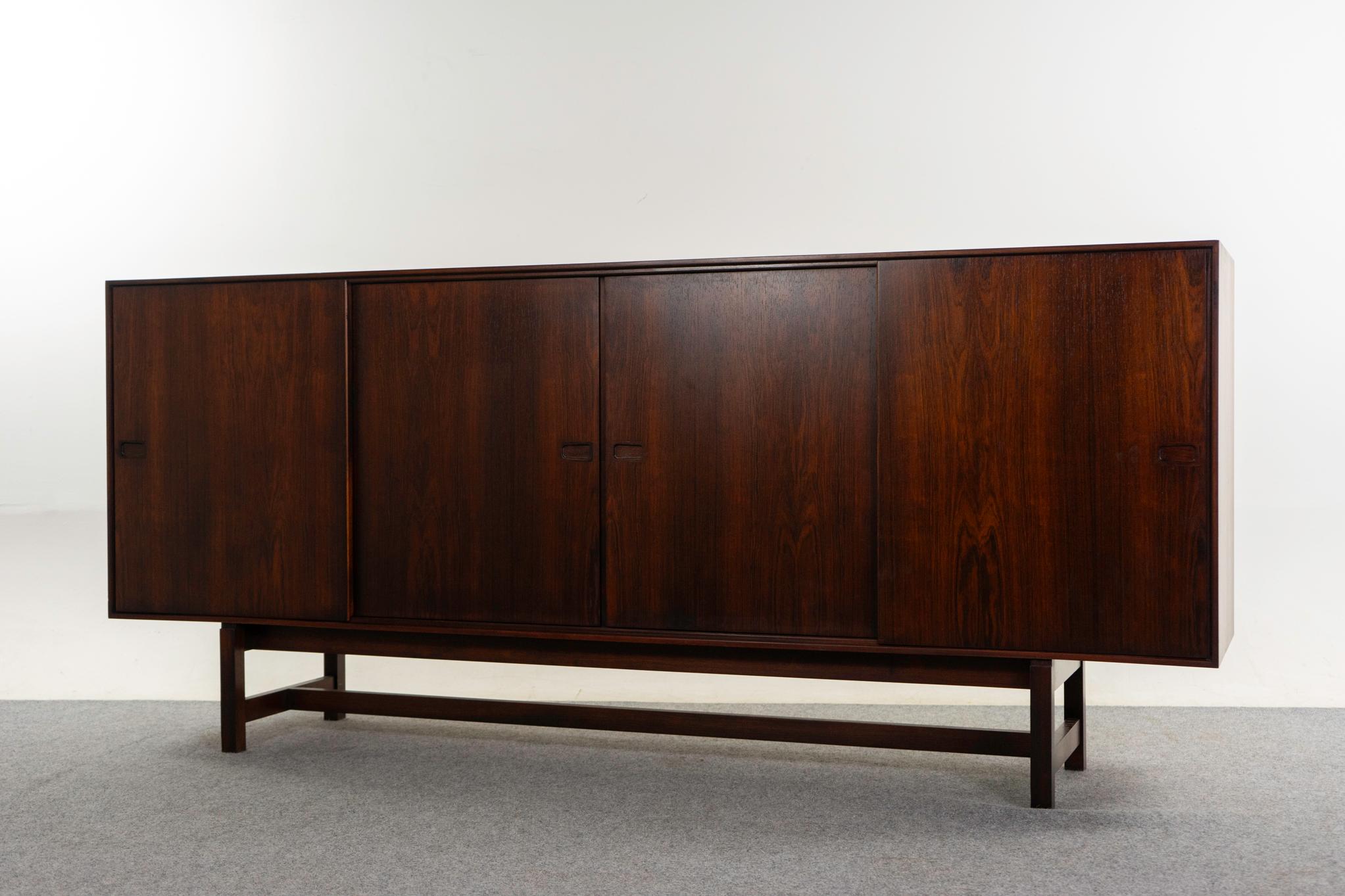 Buffet danois en bois de rose moderne du milieu du siècle en vente 3