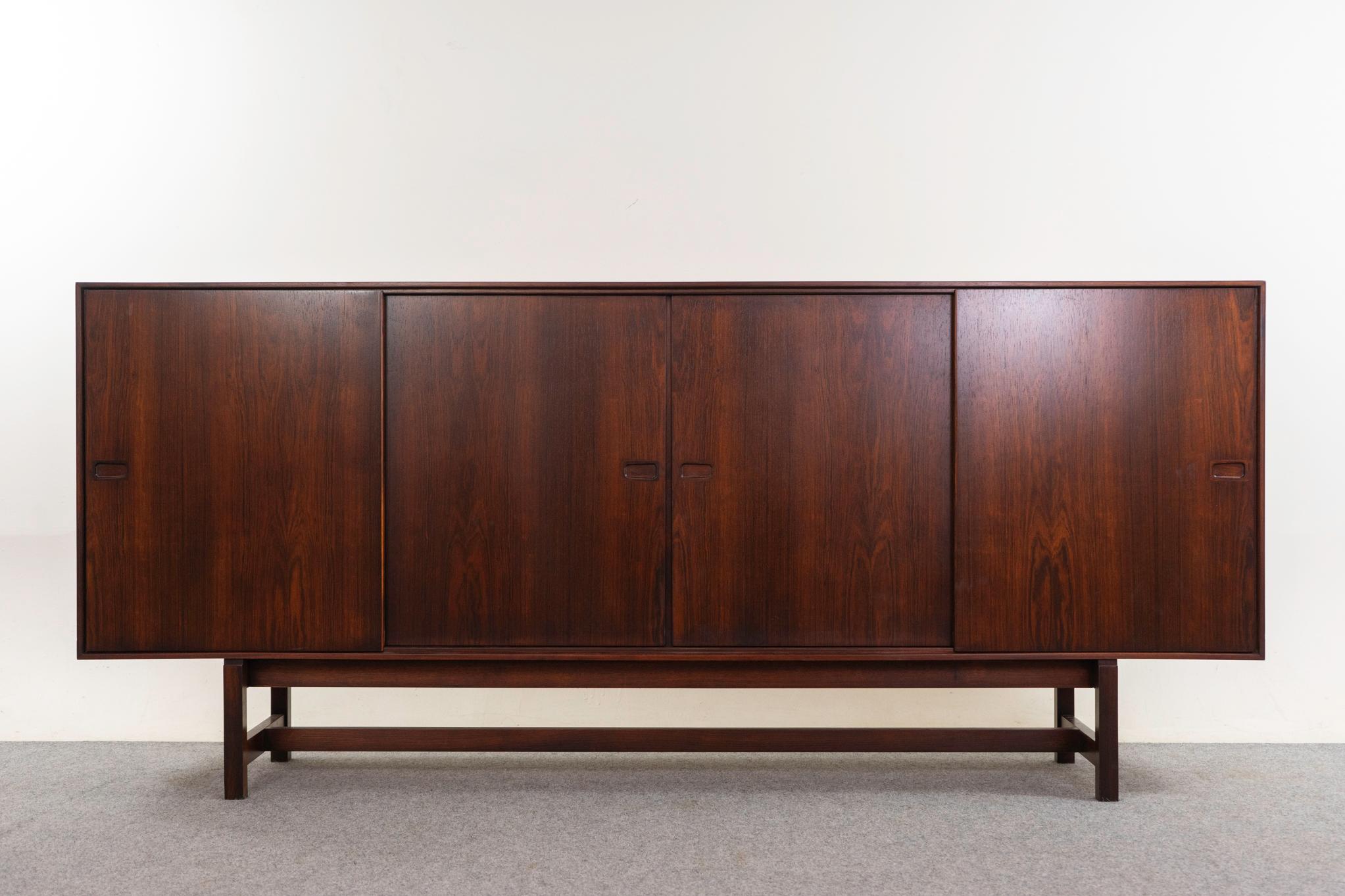 Buffet danois en bois de rose, datant du milieu du siècle dernier, vers les années 1960. Design/One simple et épuré avec placage assorti aux livres avec de jolis motifs de grain aux teintes profondes. Les baies intérieures sont équipées de 5