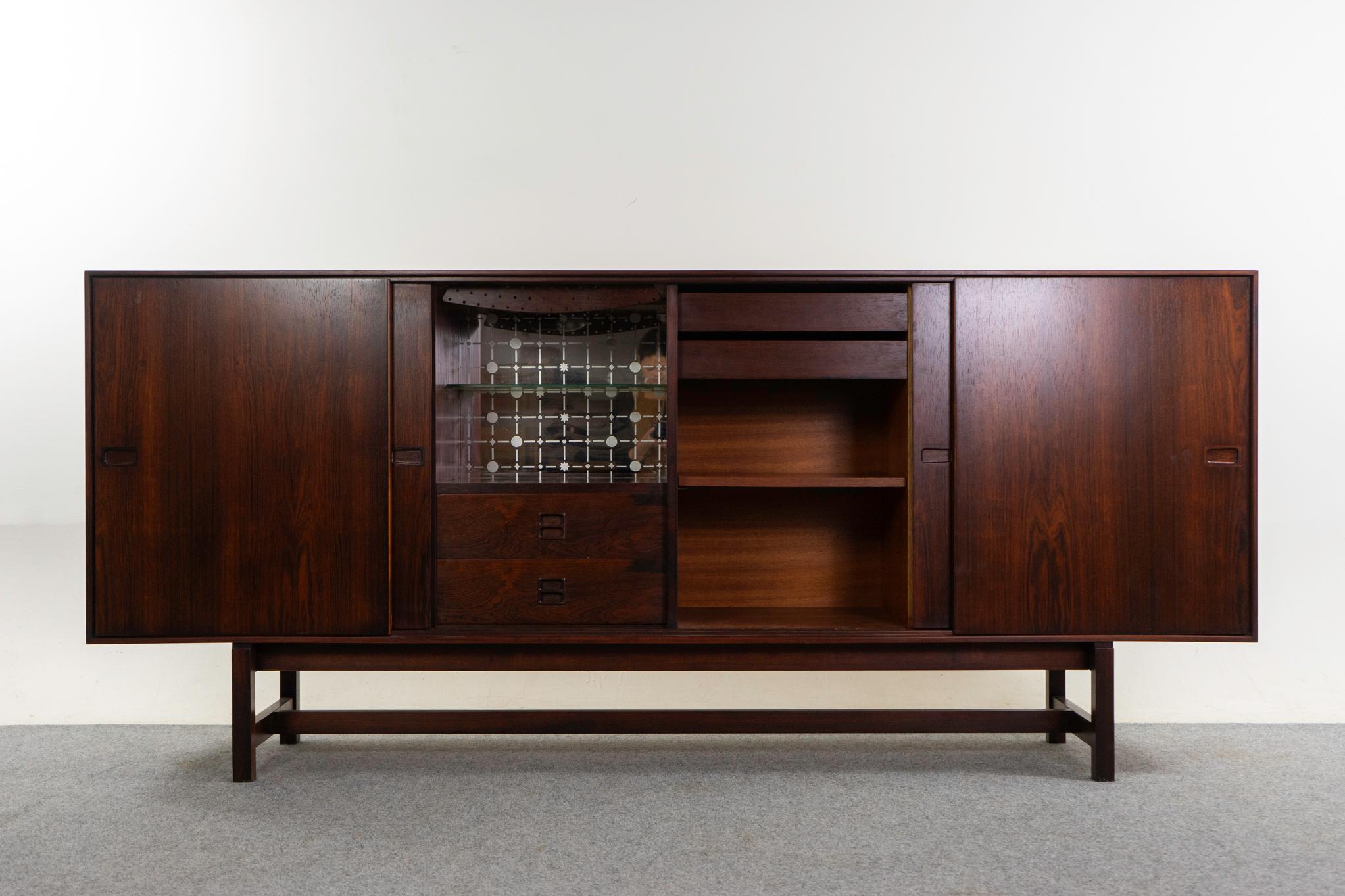 Mid-Century Modern Buffet danois en bois de rose moderne du milieu du siècle en vente