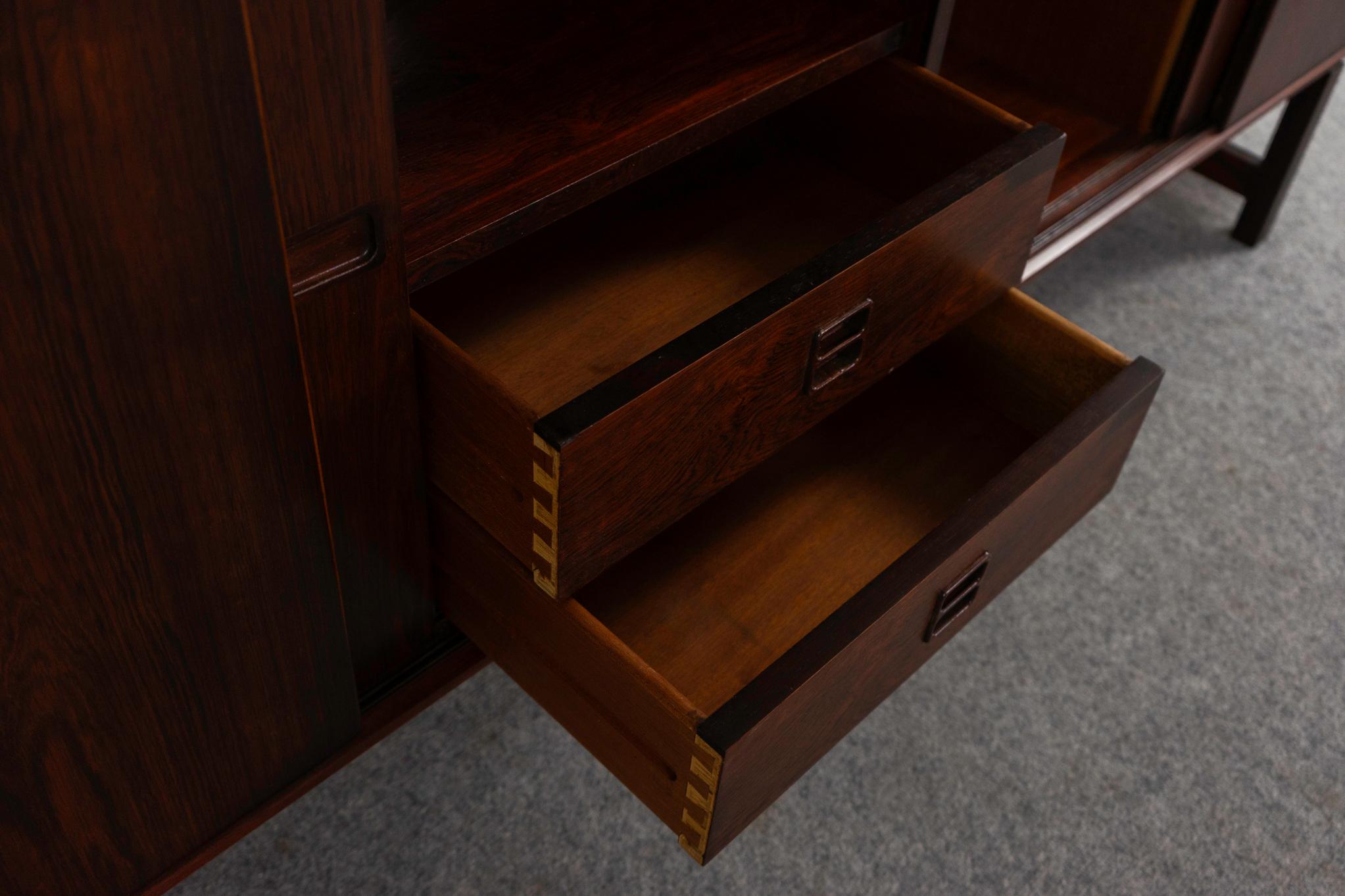 Buffet danois en bois de rose moderne du milieu du siècle Bon état - En vente à VANCOUVER, CA