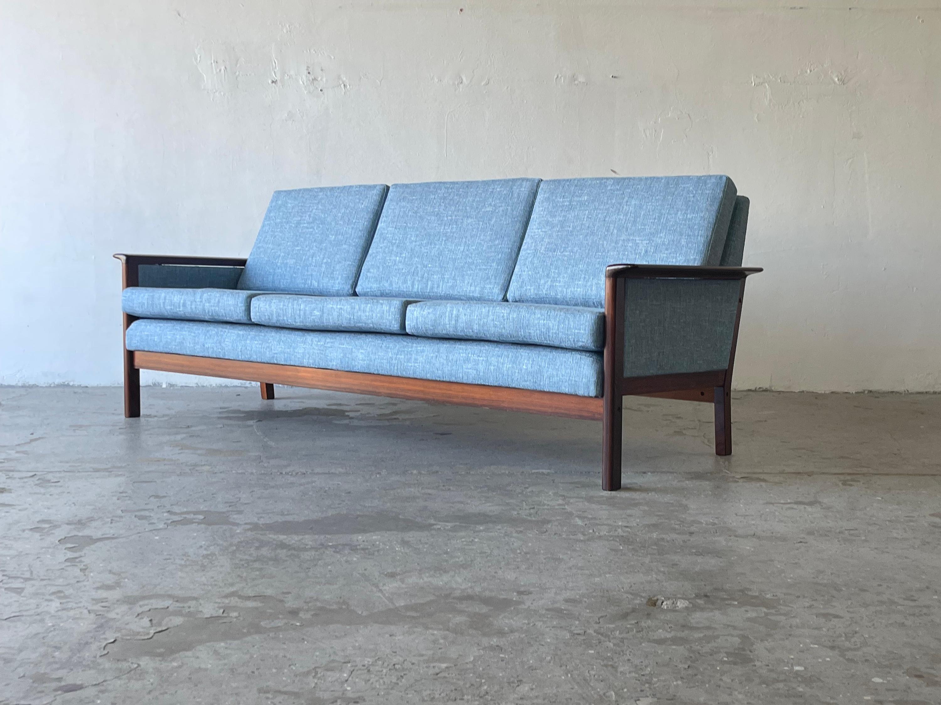 Sofá danés de palisandro moderno de mediados de siglo by Westnofa en venta 4