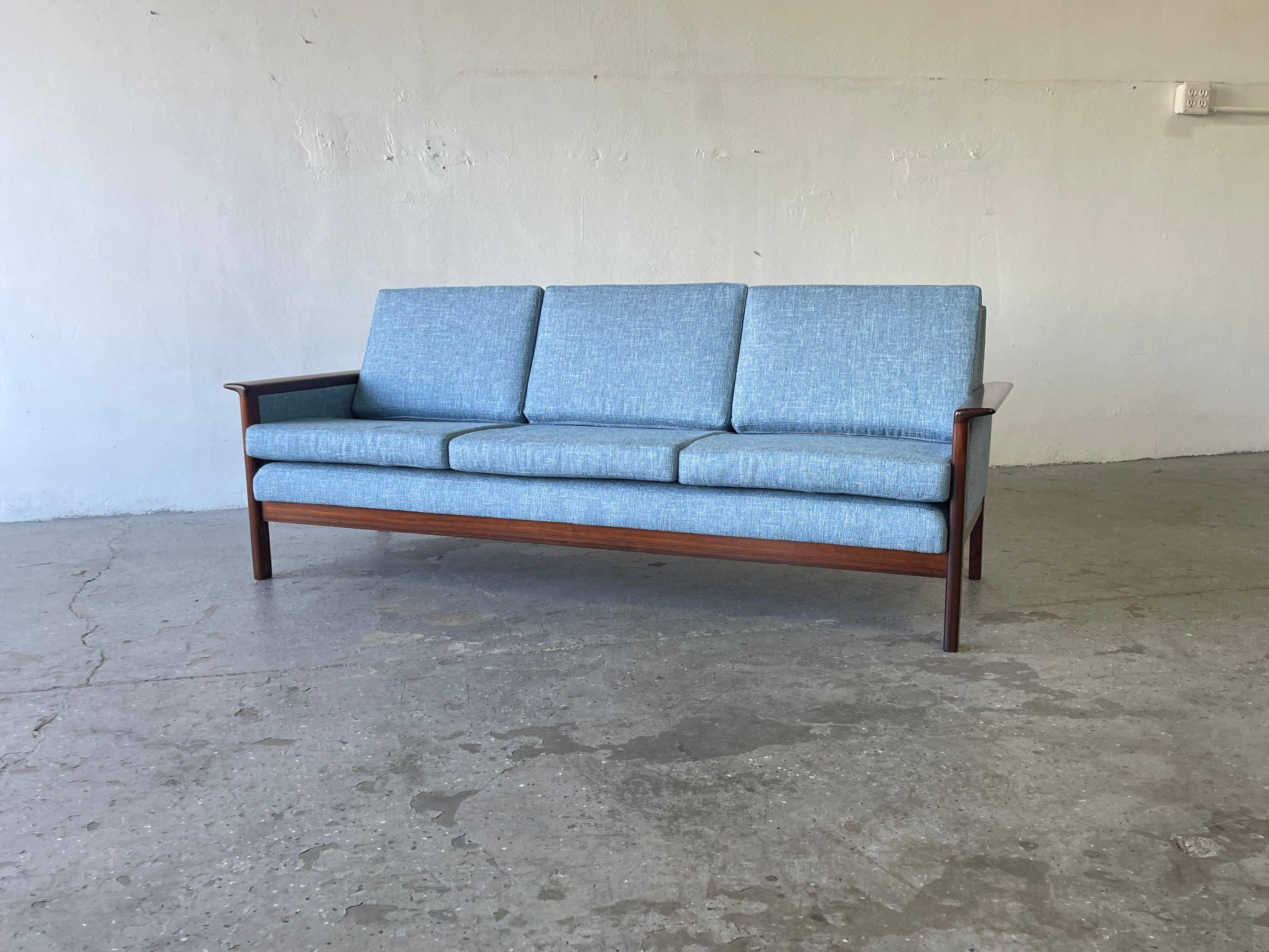 Danish Mid-Century Modern Rosewood Sofa by Westnofa In Excellent Condition For Sale In Las Vegas, NV