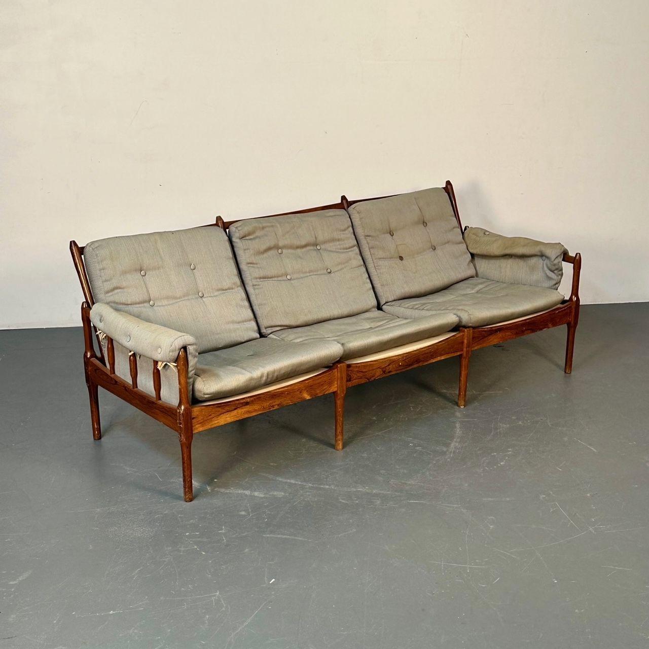 Danish Mid-Century Modern Rosewood Three Seater Sofa for Reupholstery

Mid-Century Modern sofa designed and produced in Denmark having turned rosewood spindles. Needs re-upholstery.

29 H x 78