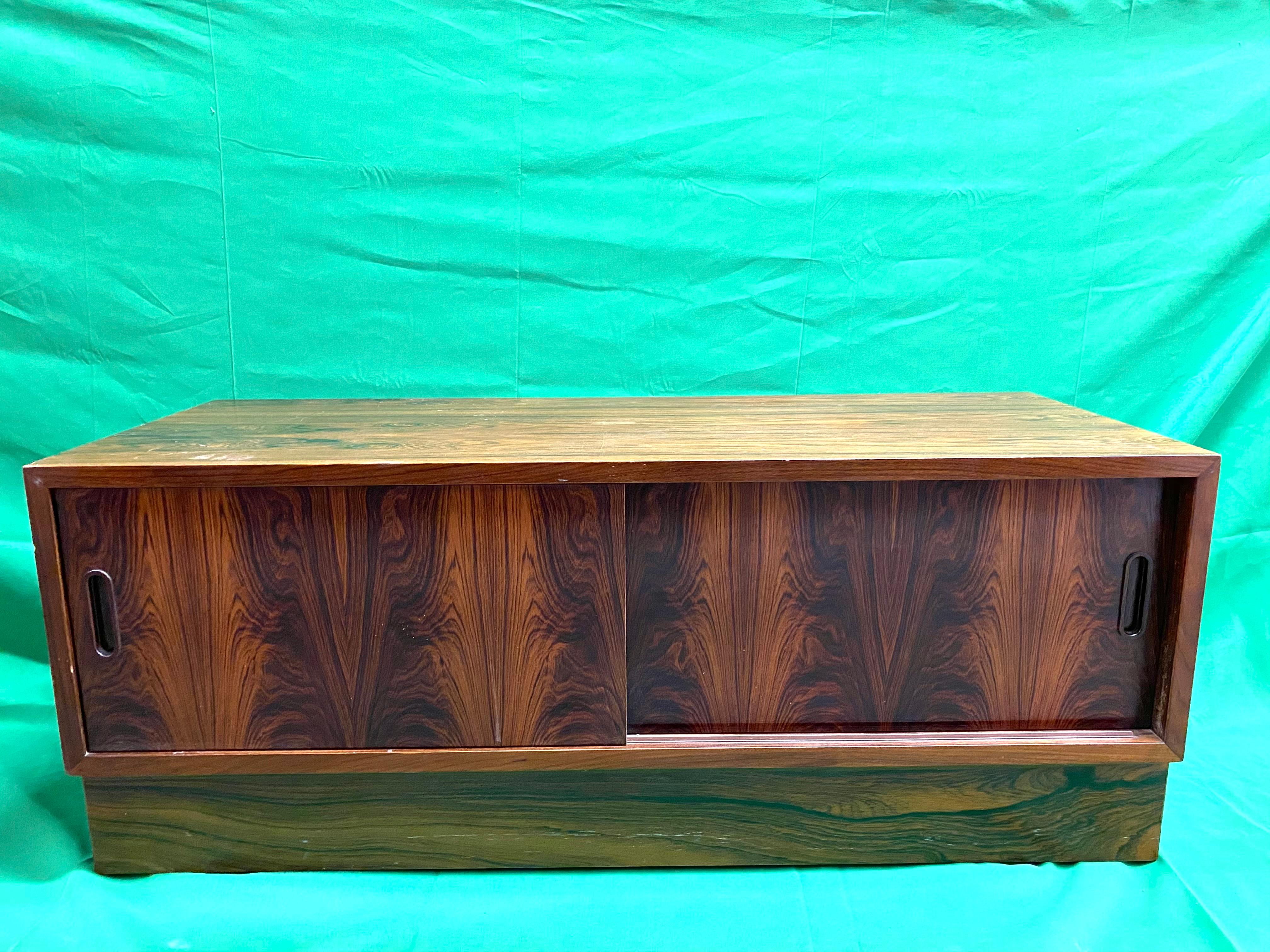 Danish Mid-Century Modern Rosewood TV Cabinet For Sale 4