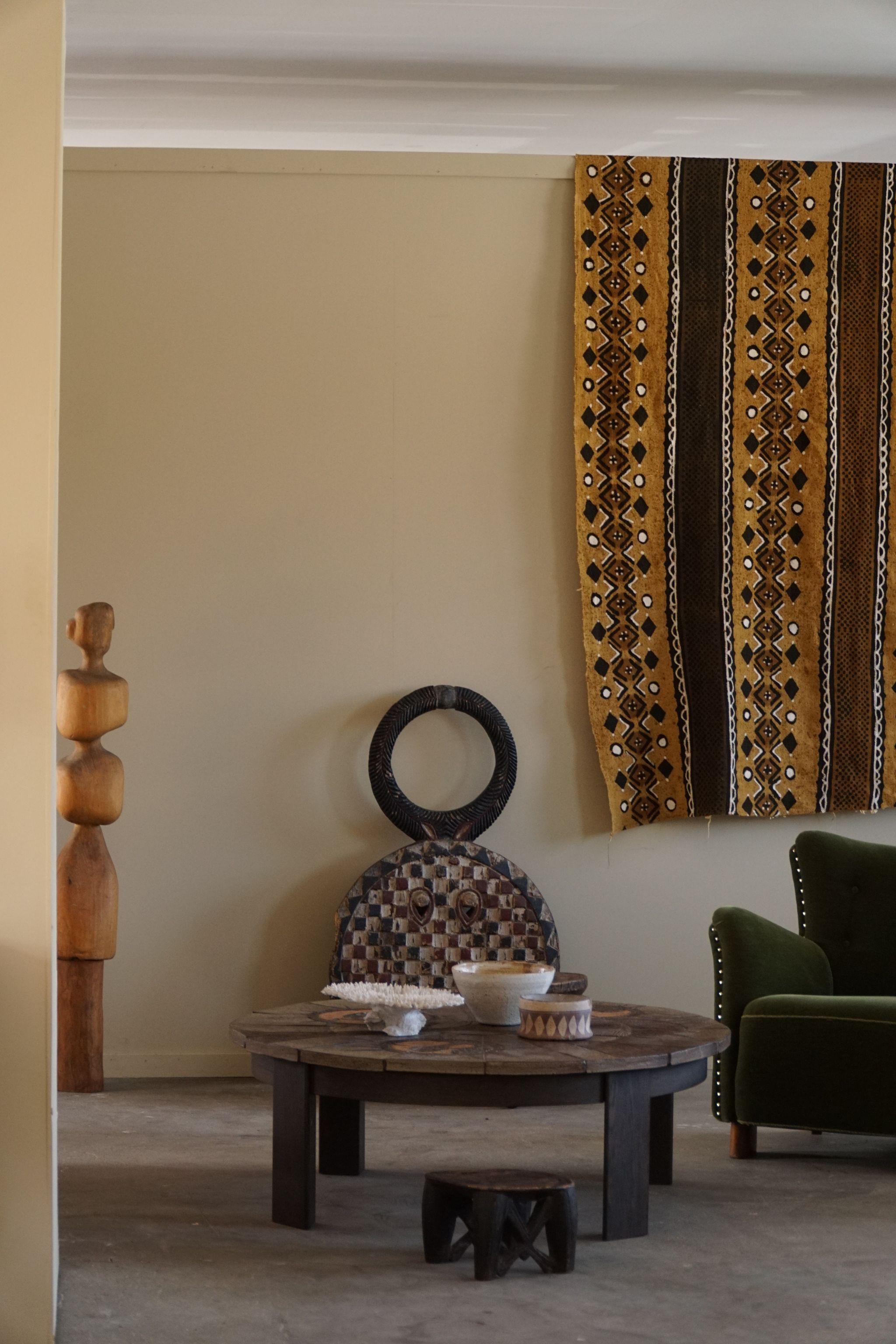 Une grande table basse ronde rustique / table de canapé en chêne massif avec des carreaux de céramique faits à la main. Fabriqué au Danemark dans les années 1970, signé par l'artiste.

Cette jolie table s'harmonise avec de nombreux styles