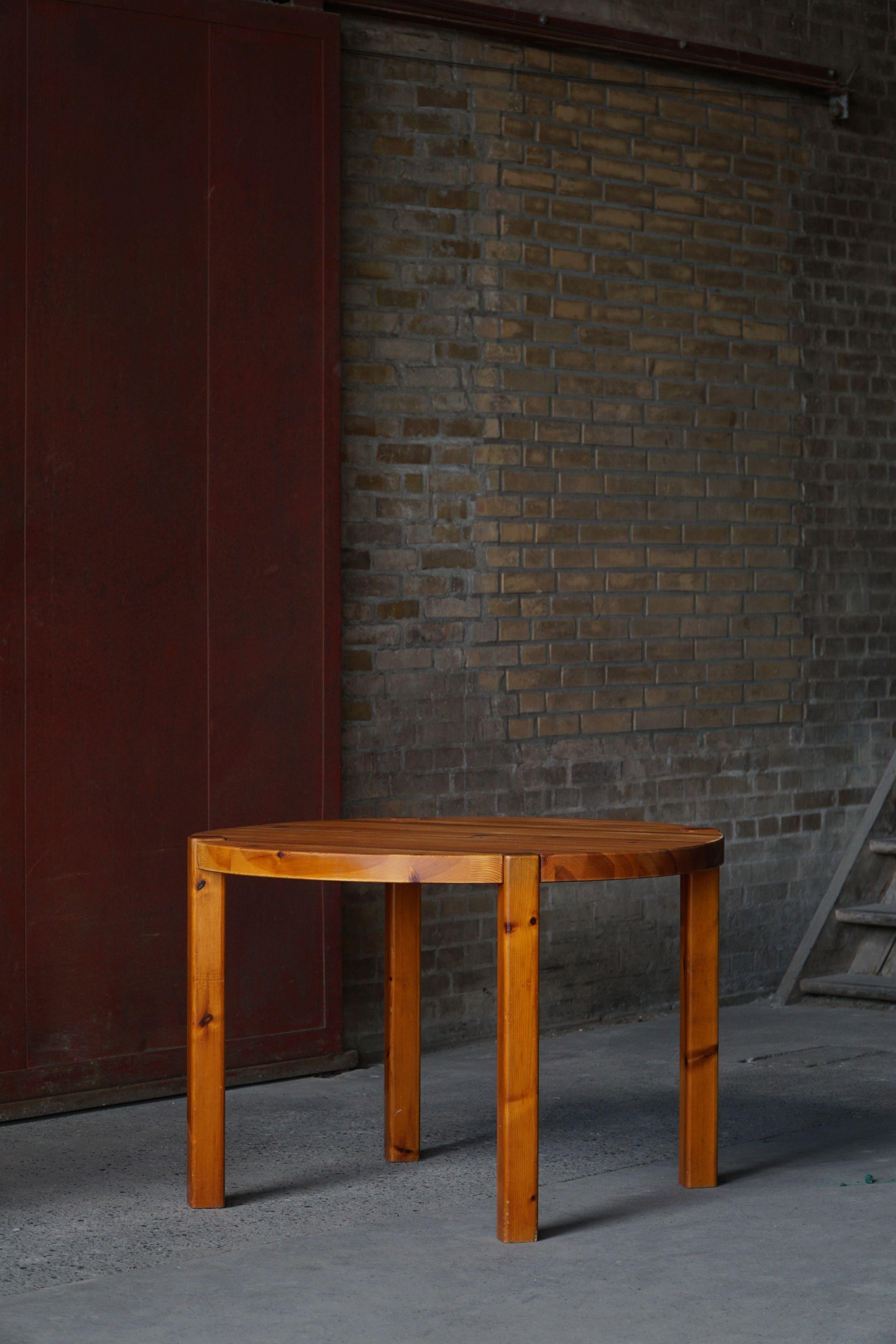 Danish Mid Century Modern, Round Dining Table in Solid Pine, 1970s For Sale 10