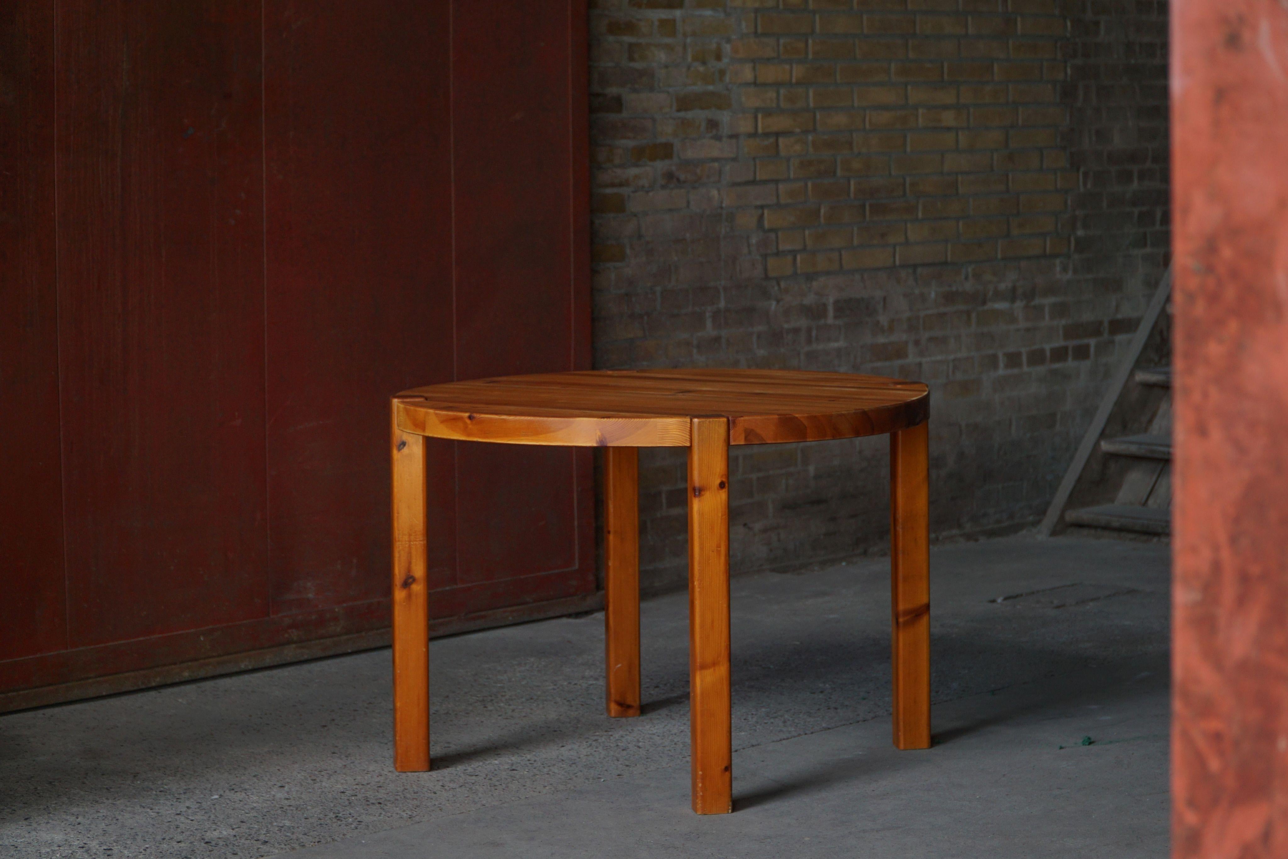 Scandinavian Modern Danish Mid Century Modern, Round Dining Table in Solid Pine, 1970s For Sale
