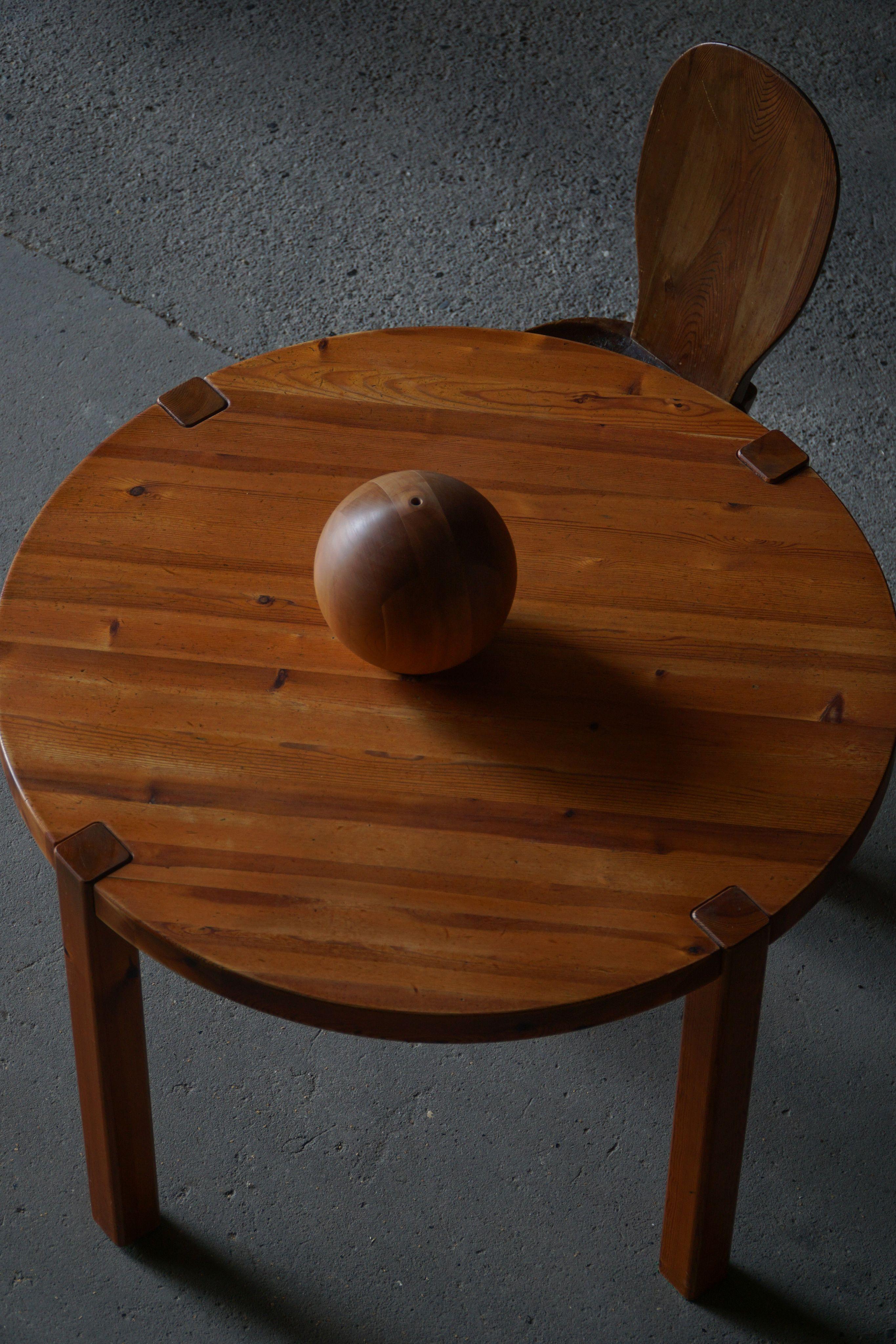 Danish Mid Century Modern, Round Dining Table in Solid Pine, 1970s In Good Condition For Sale In Odense, DK