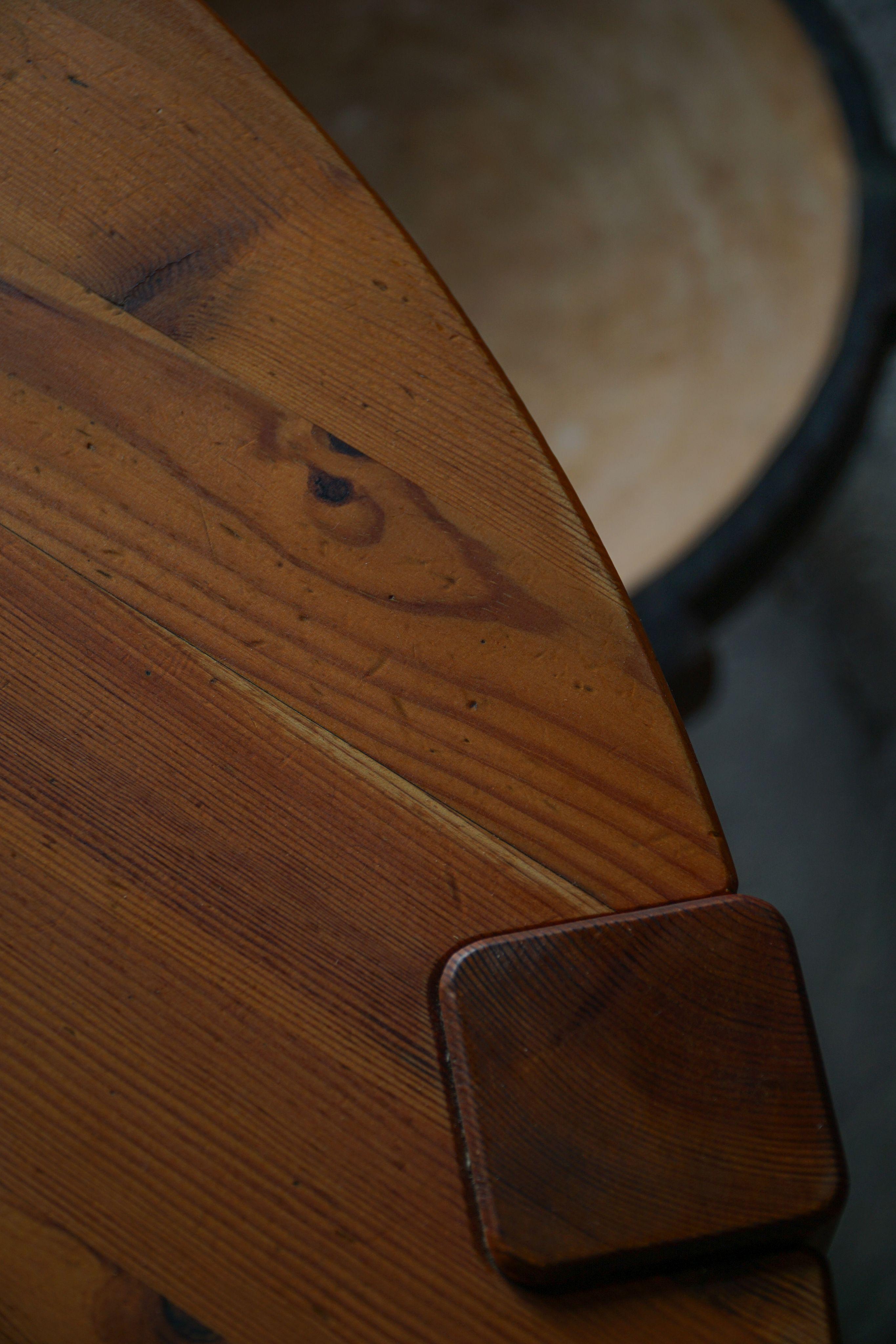 Danish Mid Century Modern, Round Dining Table in Solid Pine, 1970s For Sale 3