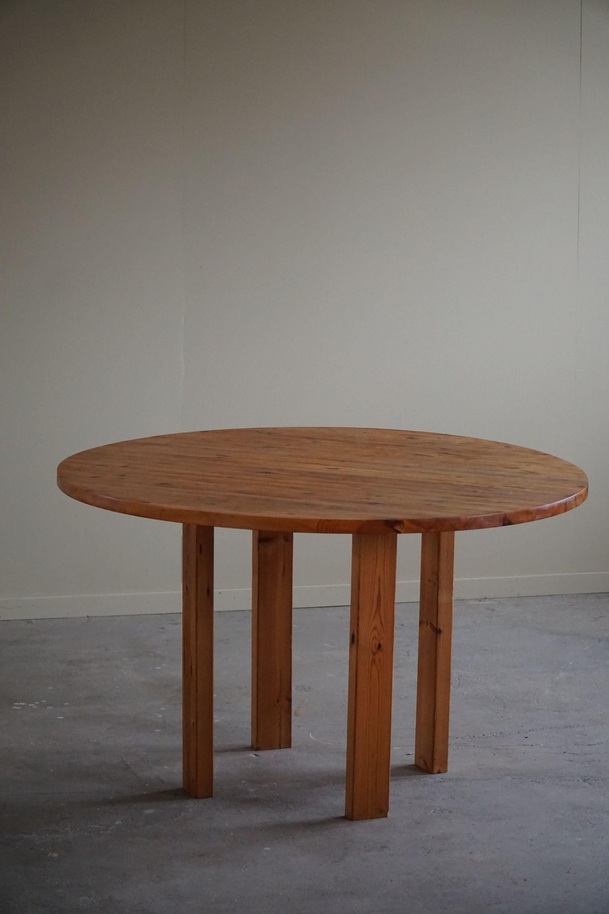 Danish Mid Century Modern, Round Dining Table in Solid Pine, Made in the 1970s For Sale 7