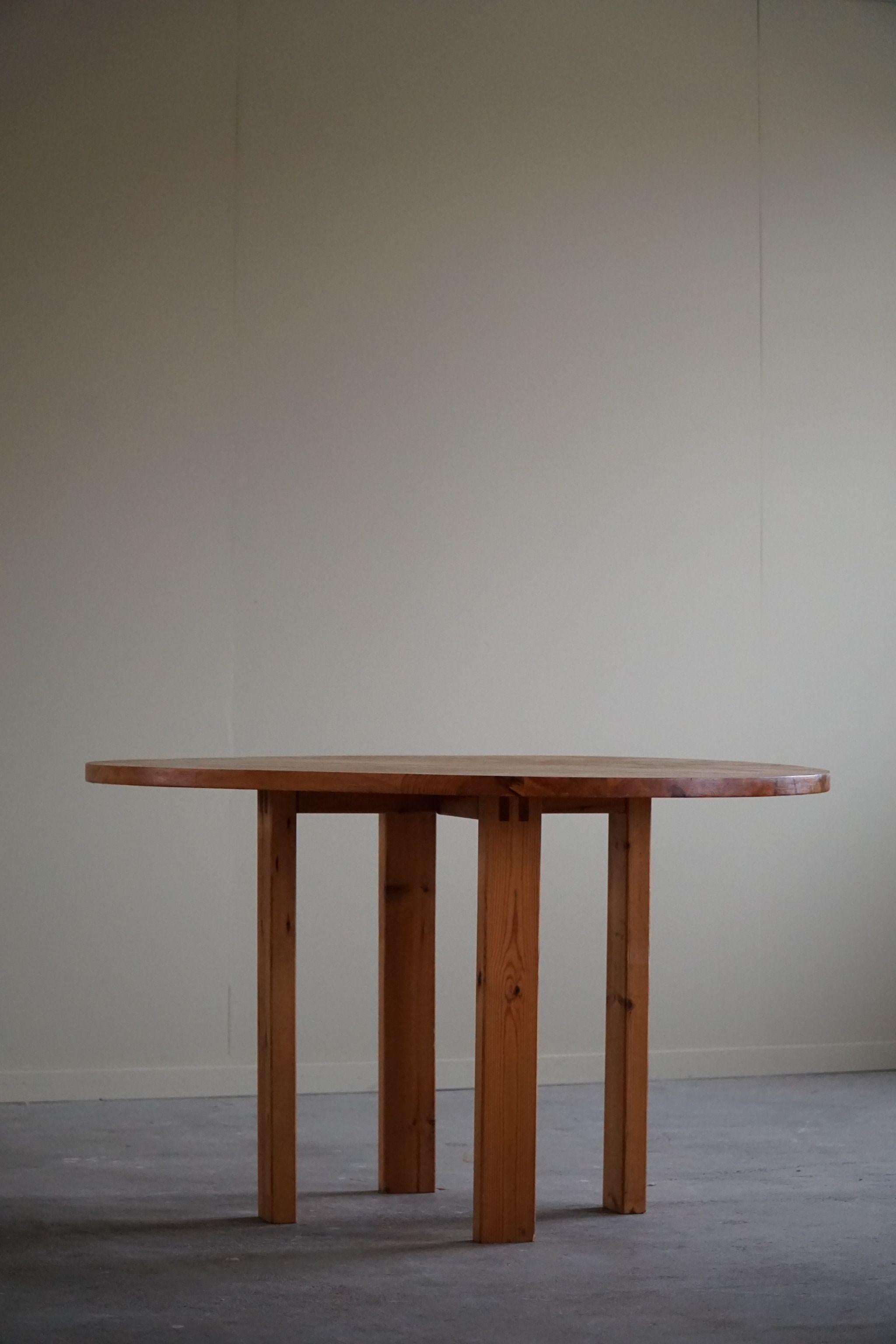 Danish Mid Century Modern, Round Dining Table in Solid Pine, Made in the 1970s In Good Condition For Sale In Odense, DK