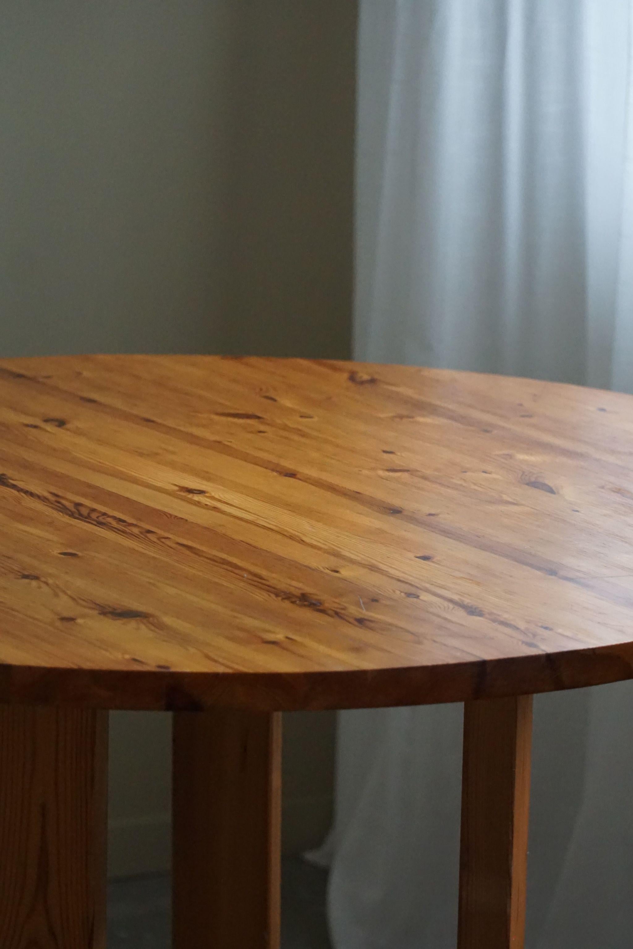 Danish Mid Century Modern, Round Dining Table in Solid Pine, Made in the 1970s For Sale 1