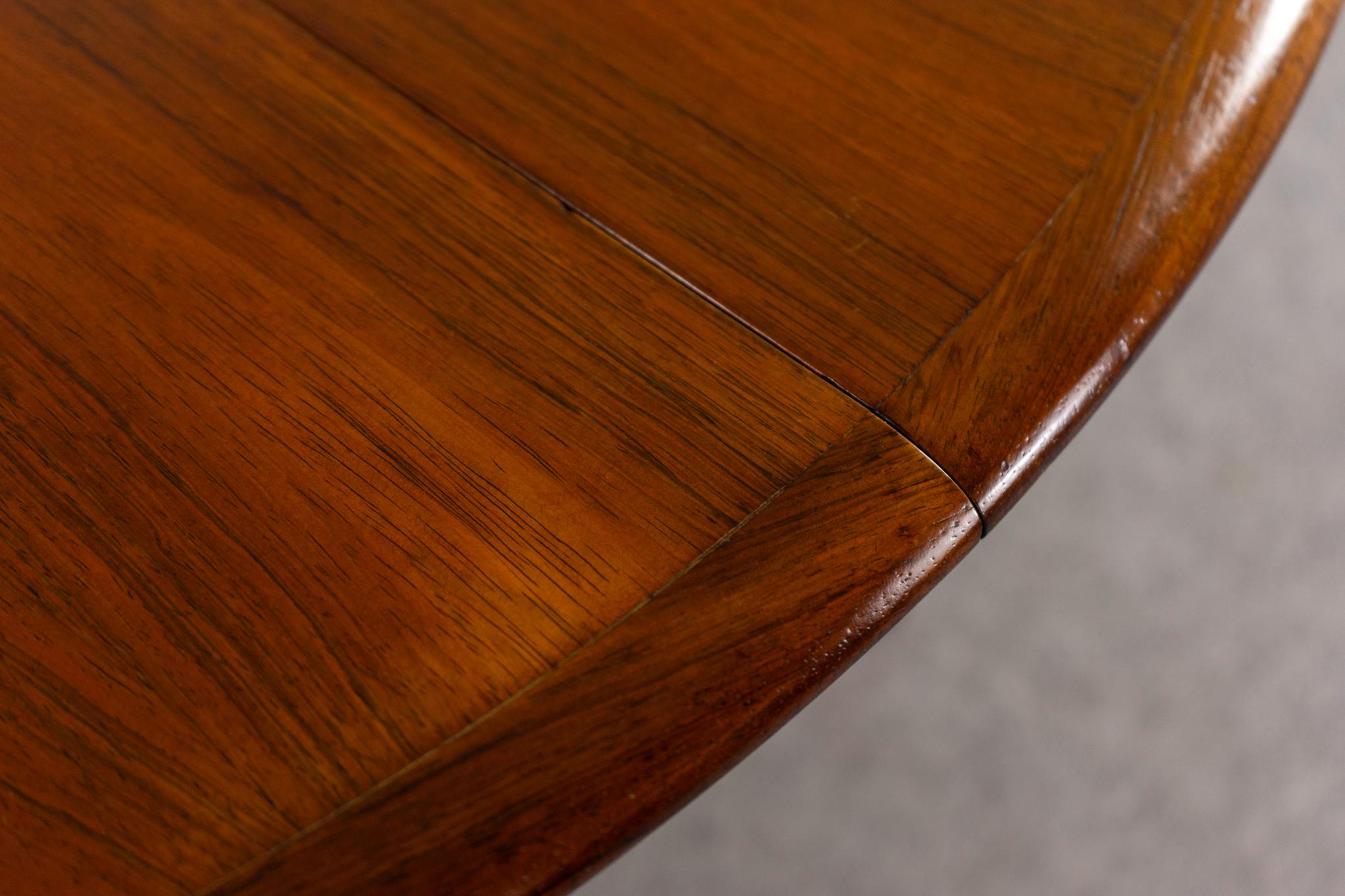 Veneer Danish Mid-Century Modern Round Rosewood Dining Table
