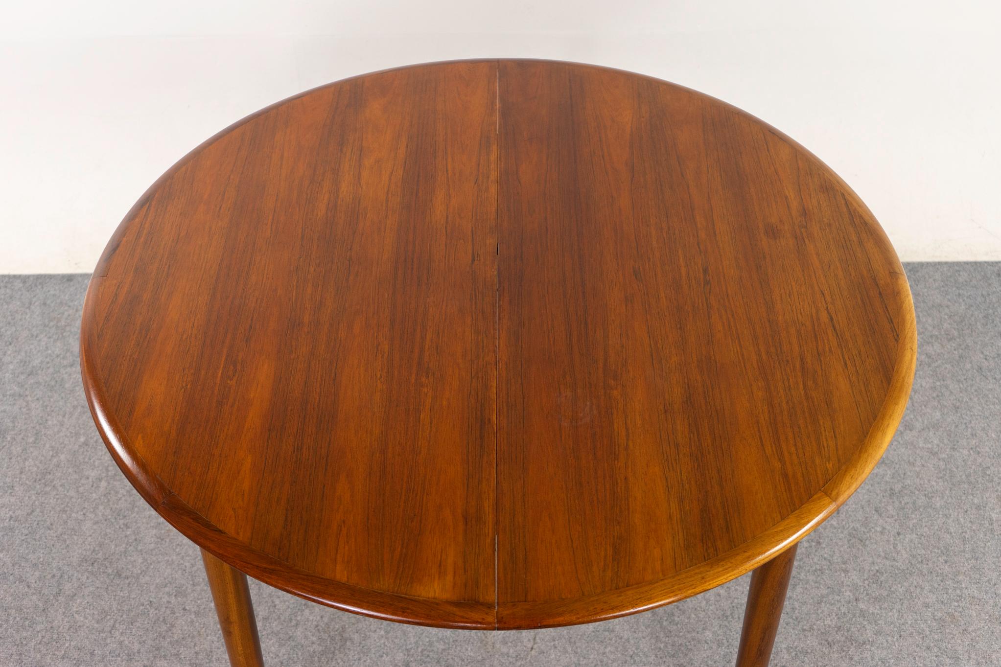Danish Mid-Century Modern Round Rosewood Dining Table In Good Condition In VANCOUVER, CA
