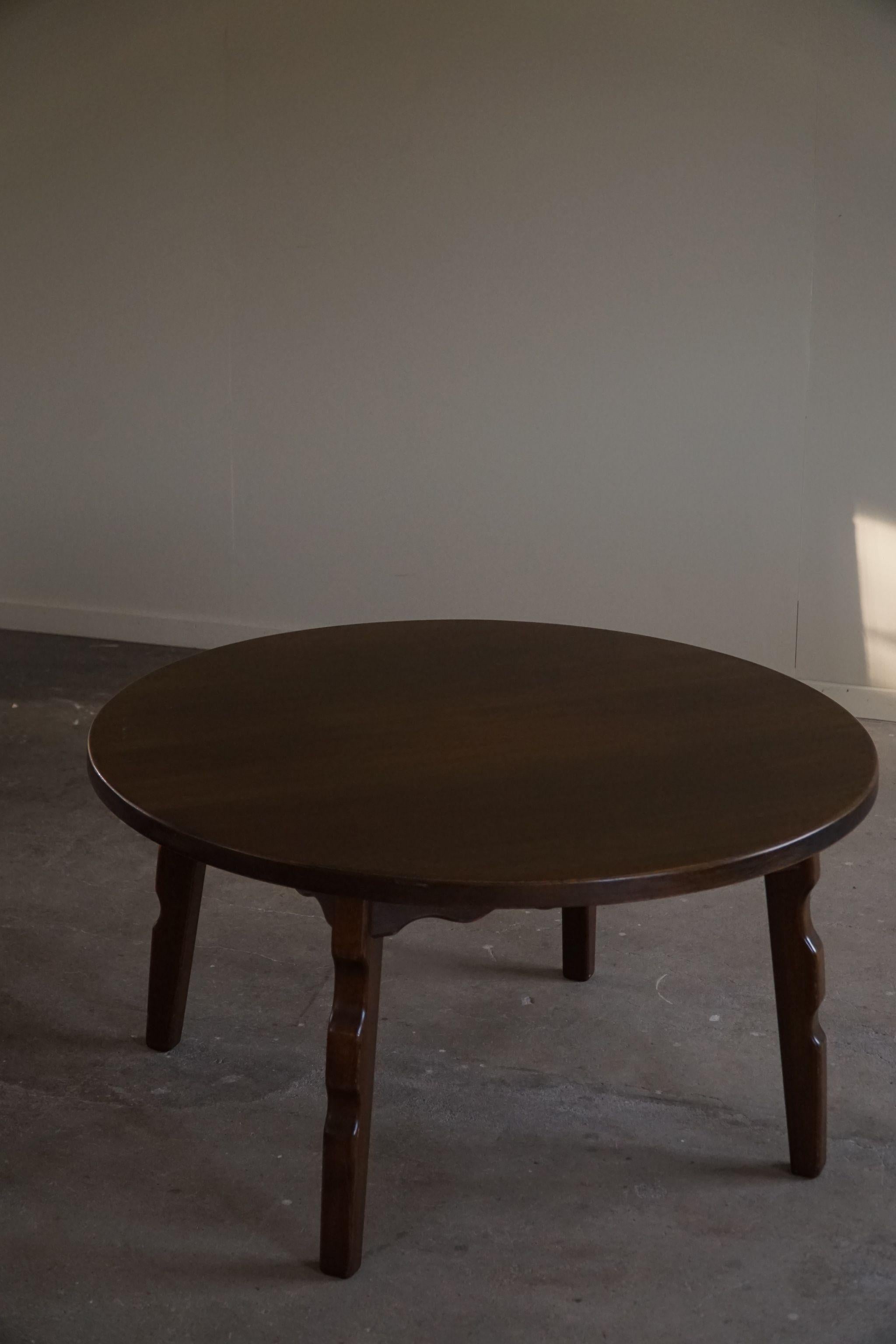 Table de canapé ronde danoise mi-siècle moderne en chêne massif teinté, années 1960 en vente 3