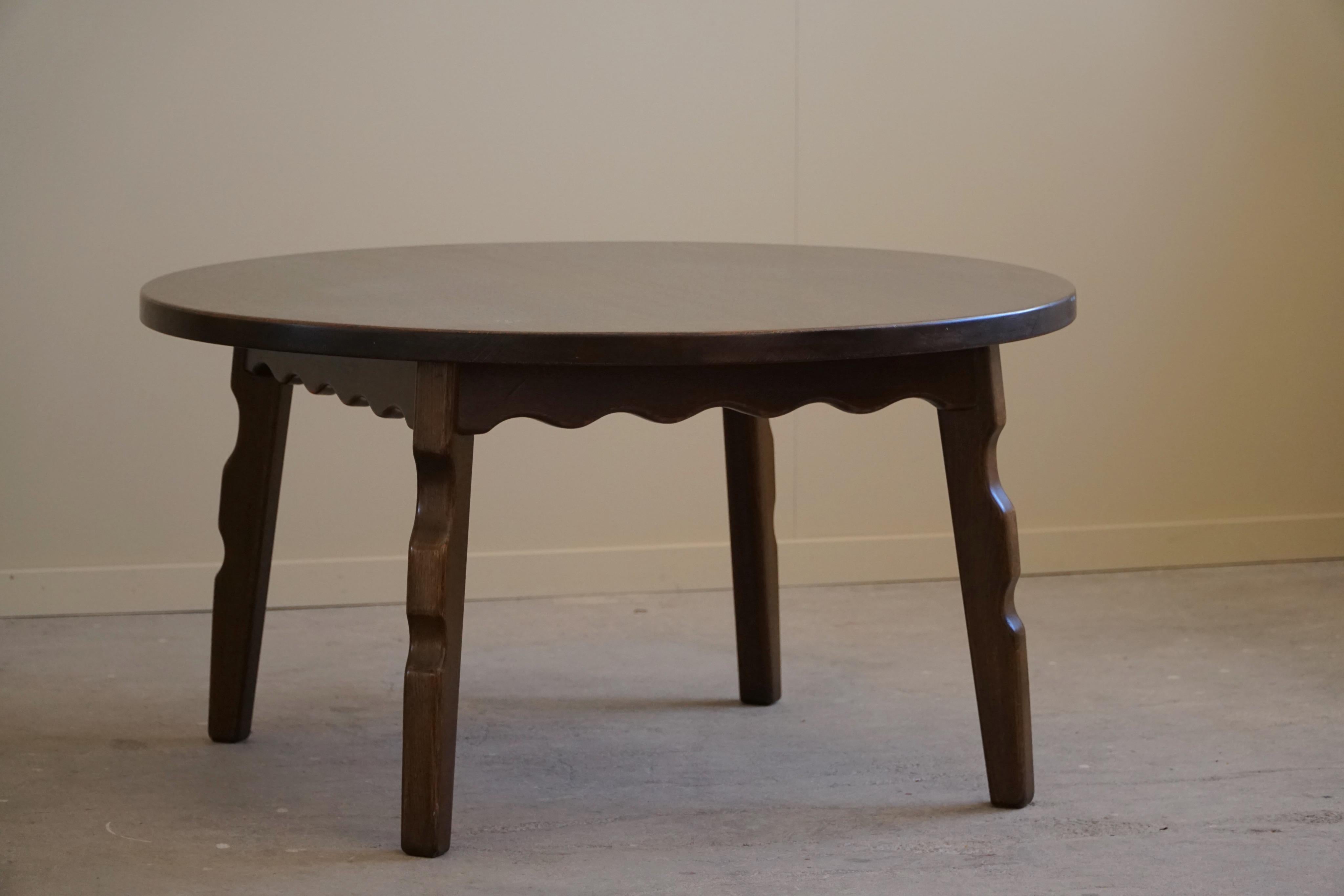 Danois Table de canapé ronde danoise mi-siècle moderne en chêne massif teinté, années 1960 en vente