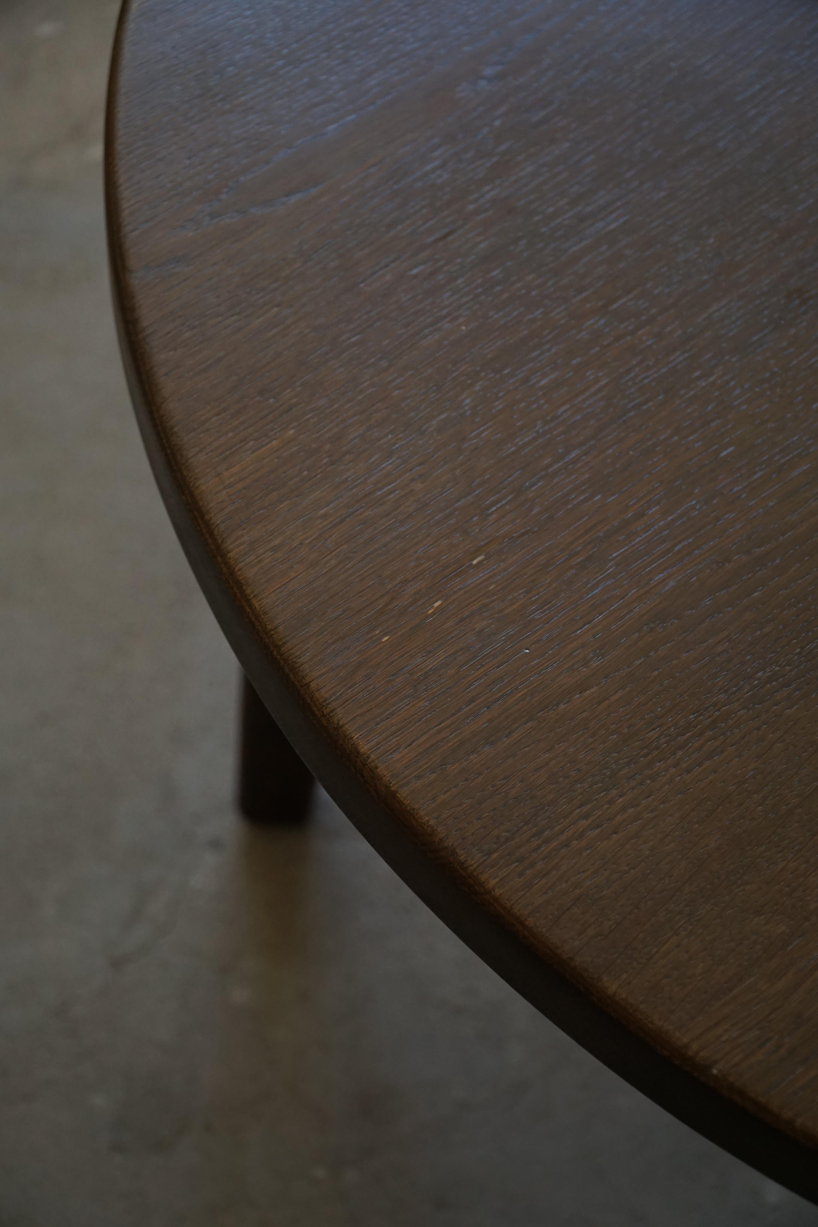 20ième siècle Table de canapé ronde danoise mi-siècle moderne en chêne massif teinté, années 1960 en vente