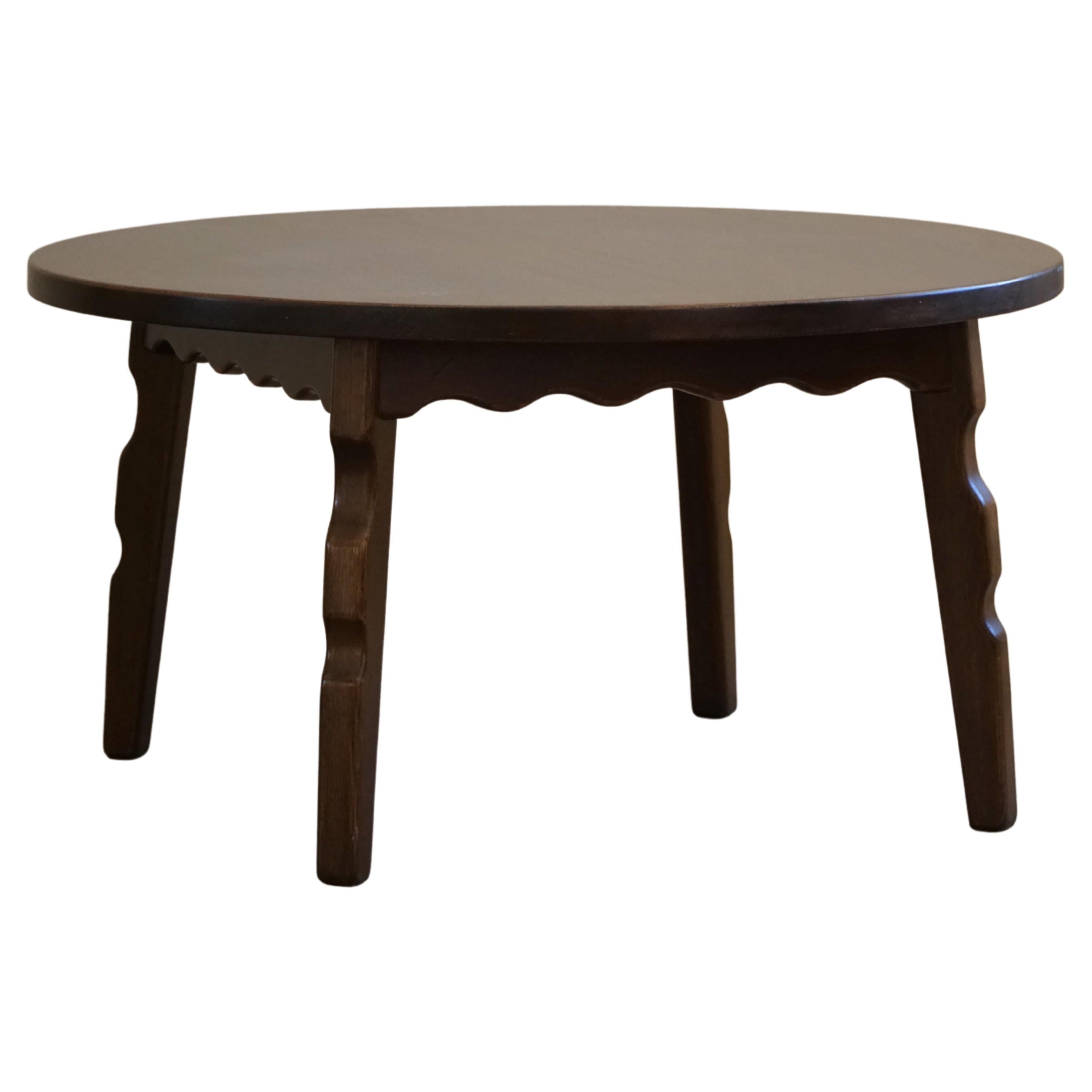 Table de canapé ronde danoise mi-siècle moderne en chêne massif teinté, années 1960