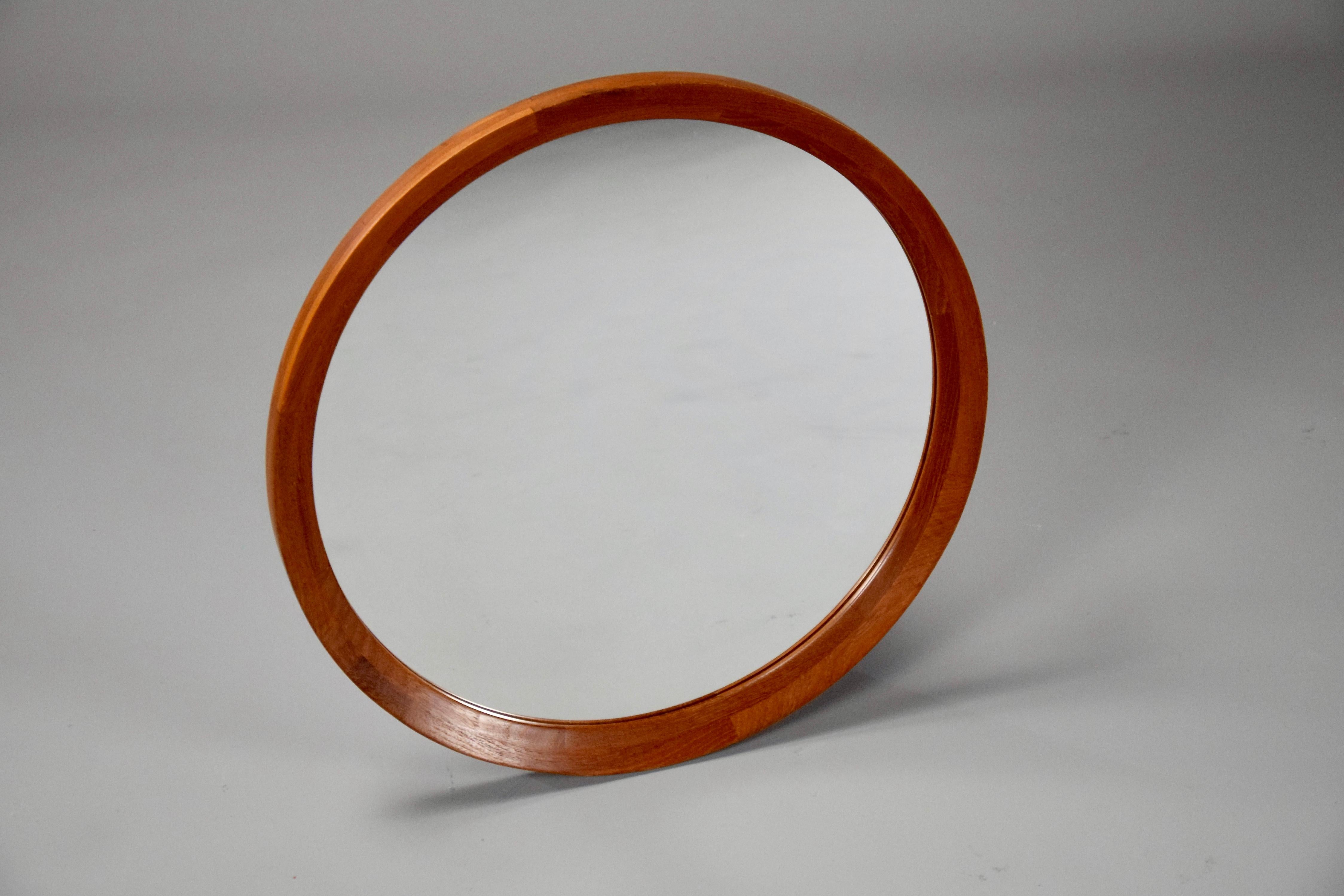 Specchio da parete rotondo in legno di teak in stile scandinavo del Mid-Century Modern in vendita 3