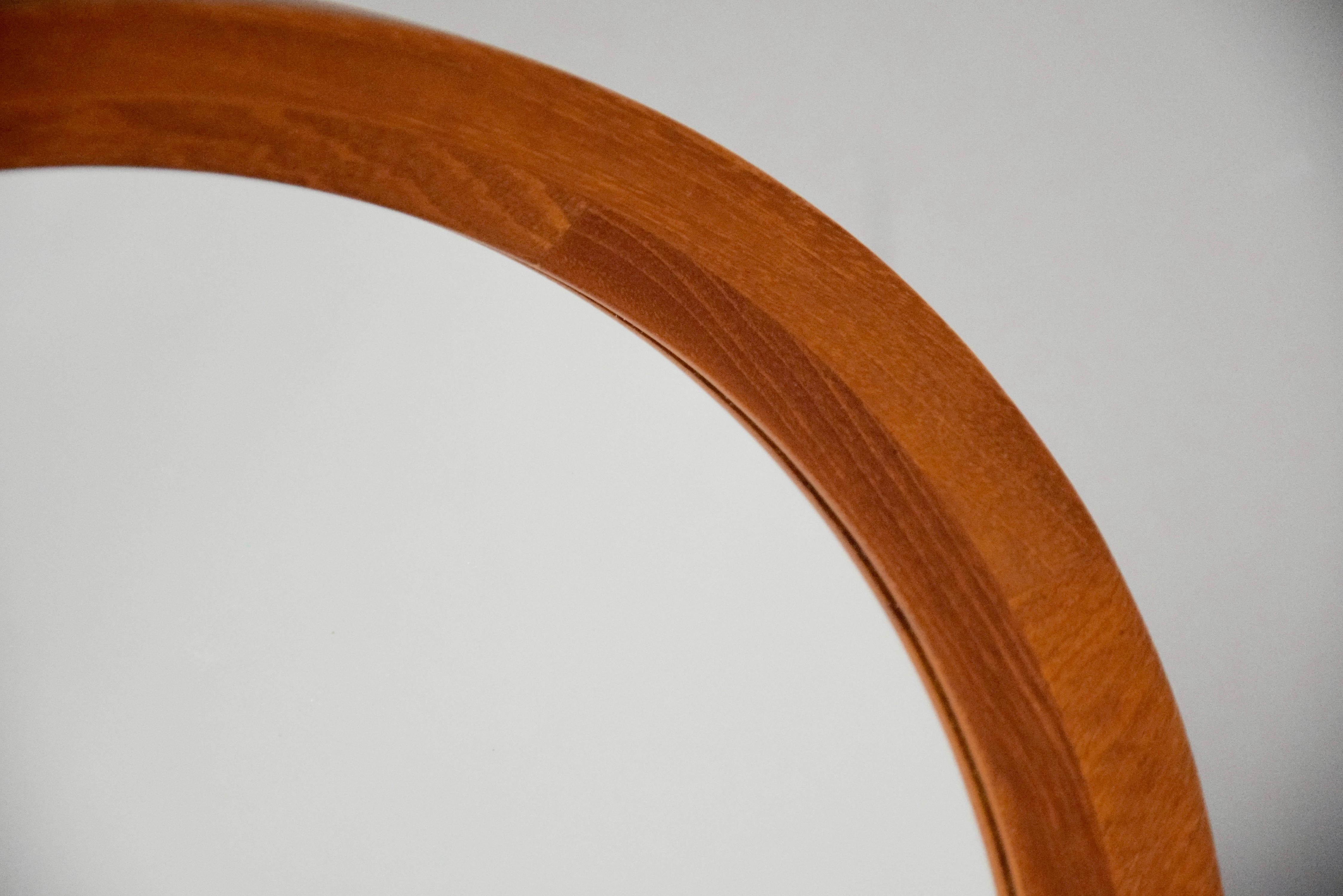 Specchio da parete rotondo in legno di teak in stile scandinavo del Mid-Century Modern in vendita 4