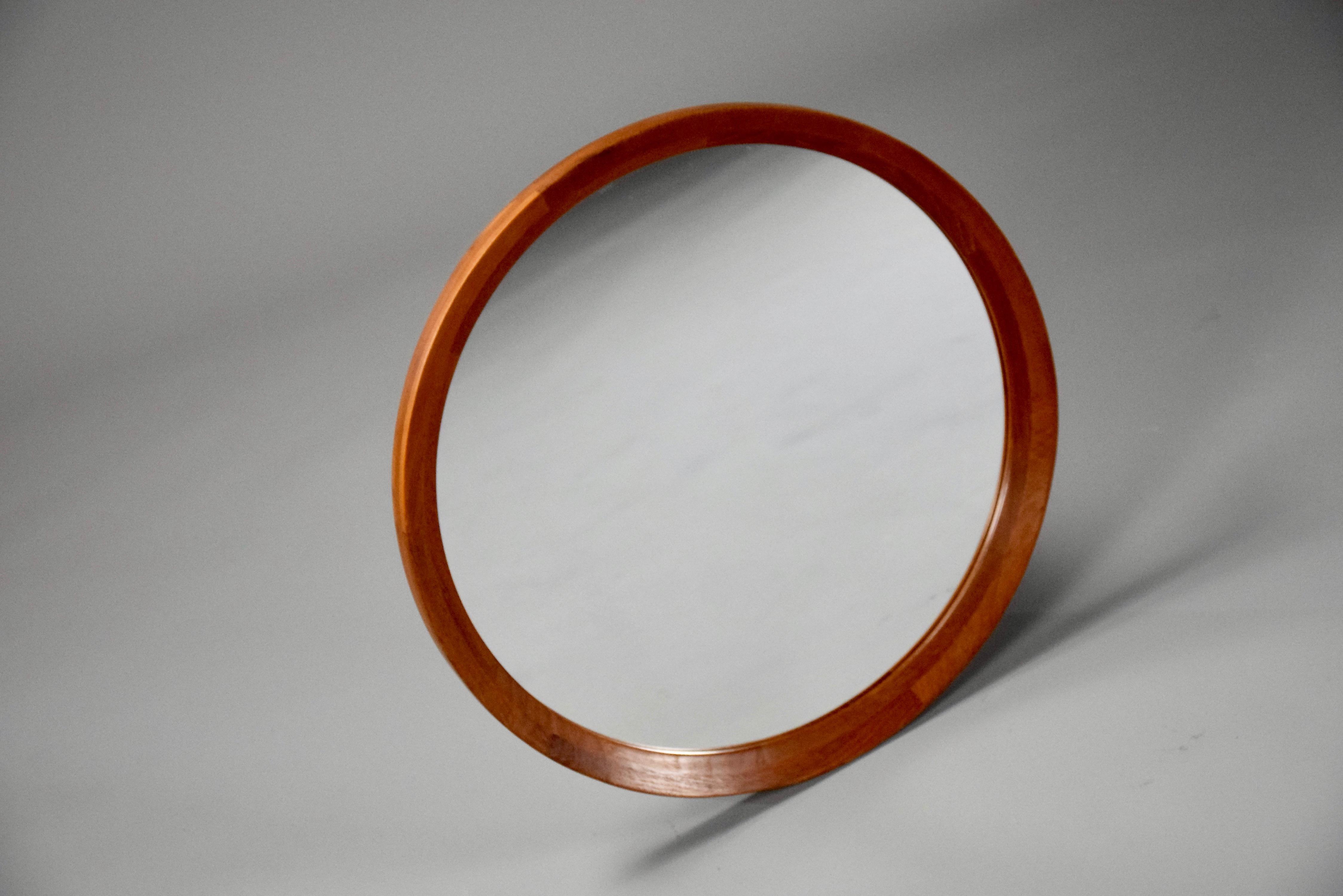Mid-Century moderno Specchio da parete rotondo in legno di teak in stile scandinavo del Mid-Century Modern in vendita
