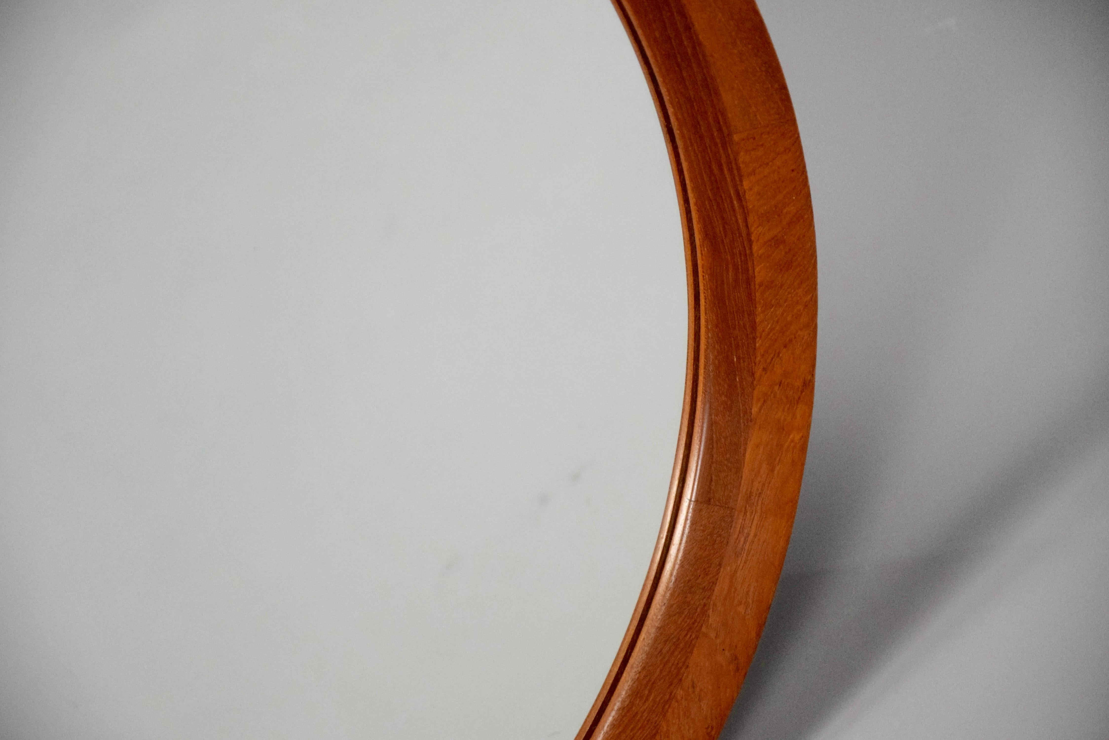 Scandinavo Specchio da parete rotondo in legno di teak in stile scandinavo del Mid-Century Modern in vendita