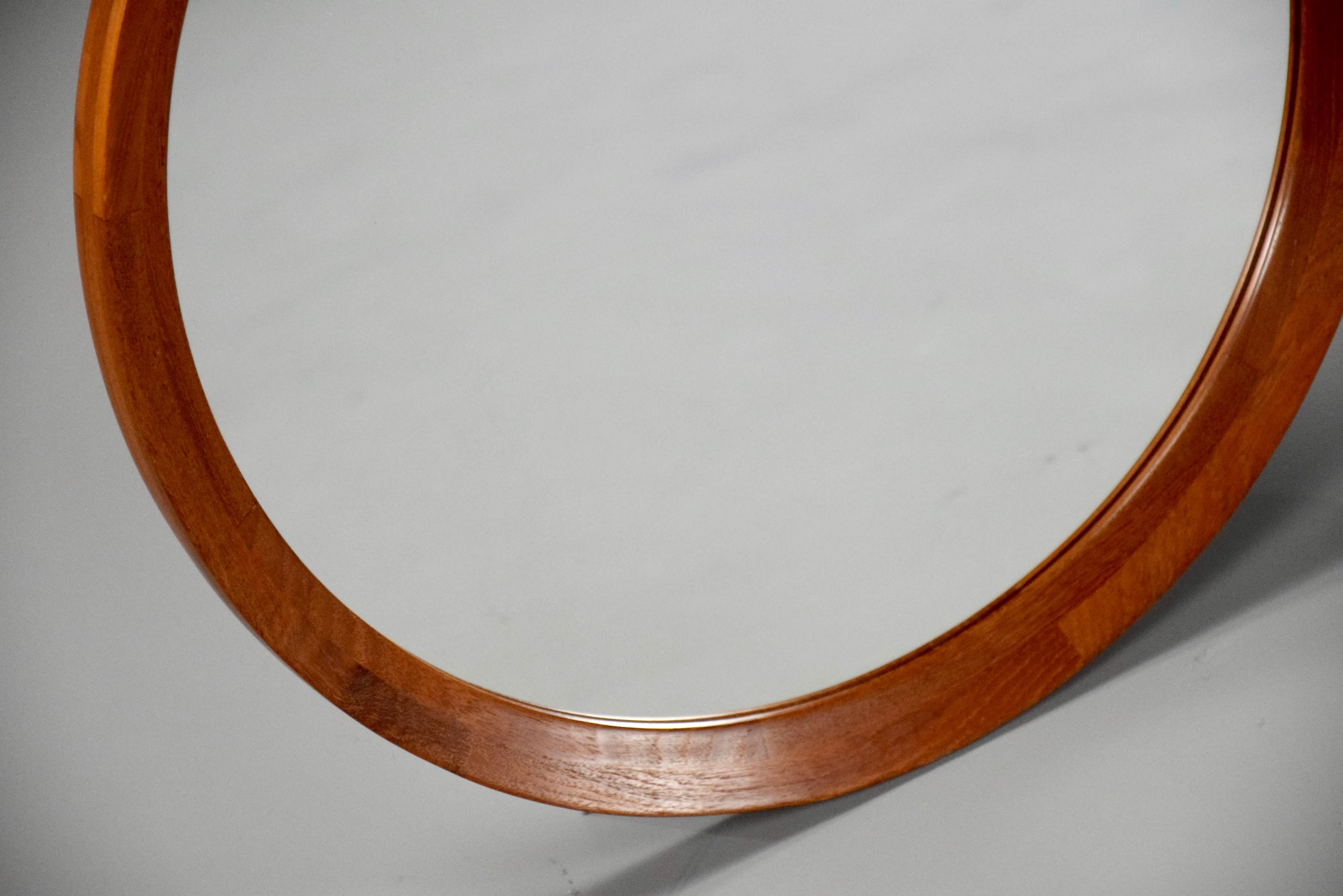 Specchio da parete rotondo in legno di teak in stile scandinavo del Mid-Century Modern In condizioni buone in vendita a Weesp, NL