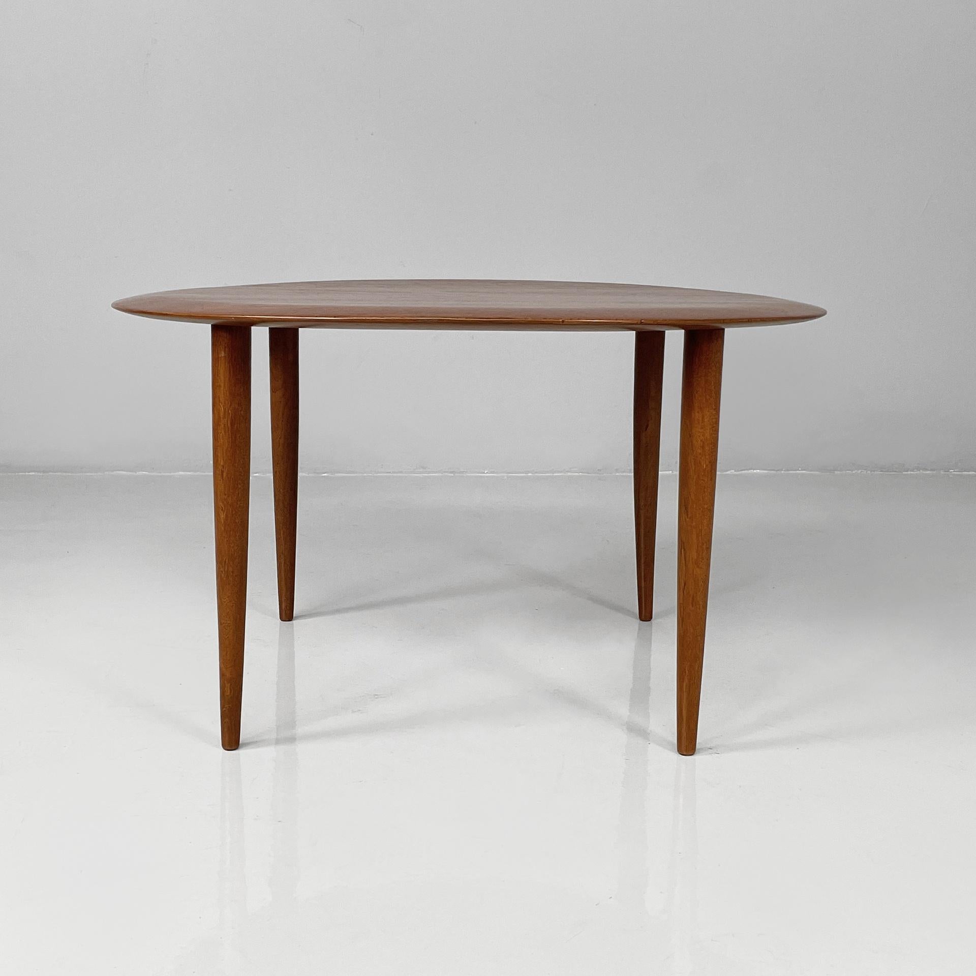 Mesa de centro redonda de madera danesa de mediados de siglo de Fritz Hansen, años 60
Fantástica mesa de centro vintage con tablero redondo de madera. Las patas redondas también son de madera. 
Fue fabricado por Fritz Hansen en la década de