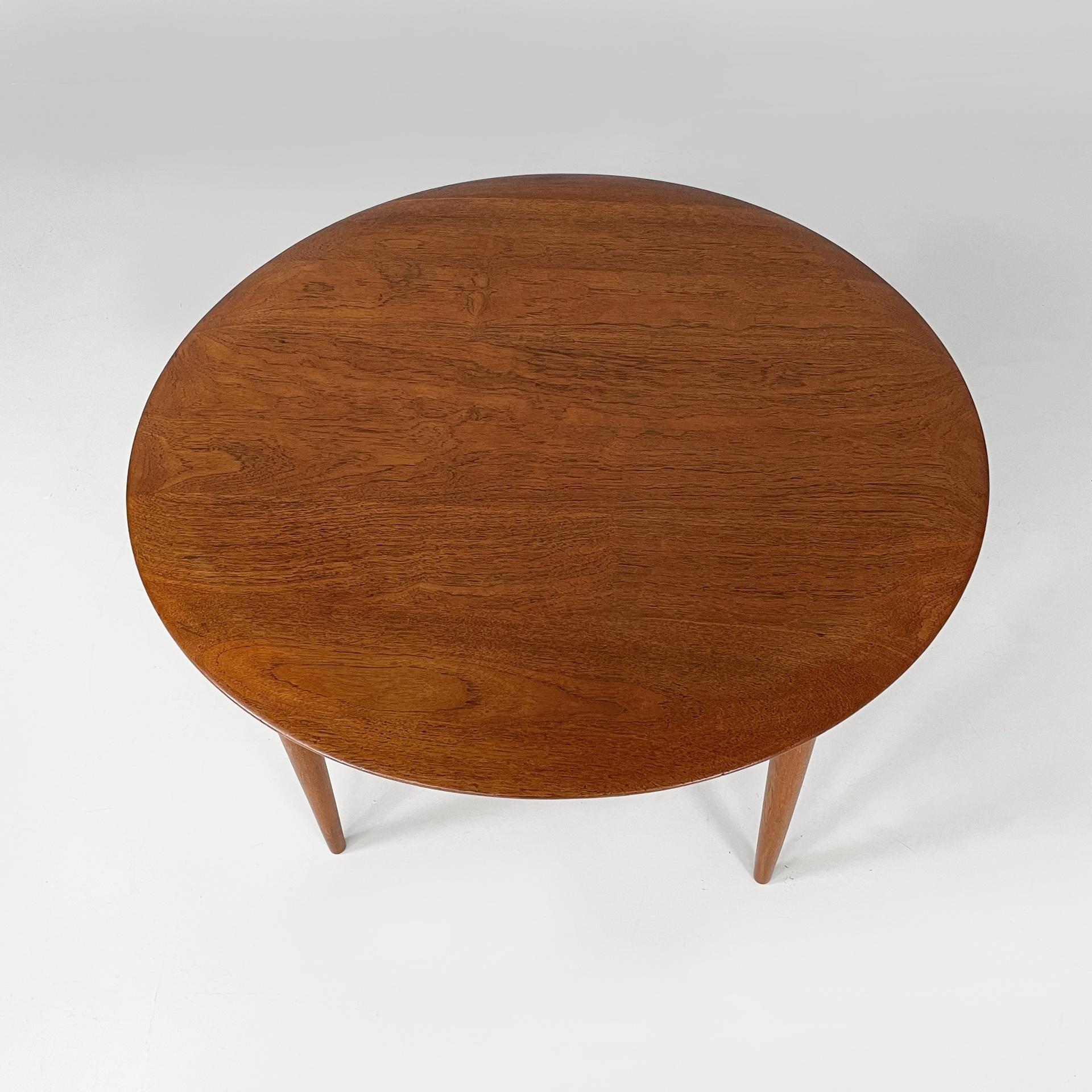 Mesa de centro redonda de madera danesa de mediados de siglo de Fritz Hansen, años 60 Moderno de mediados de siglo en venta